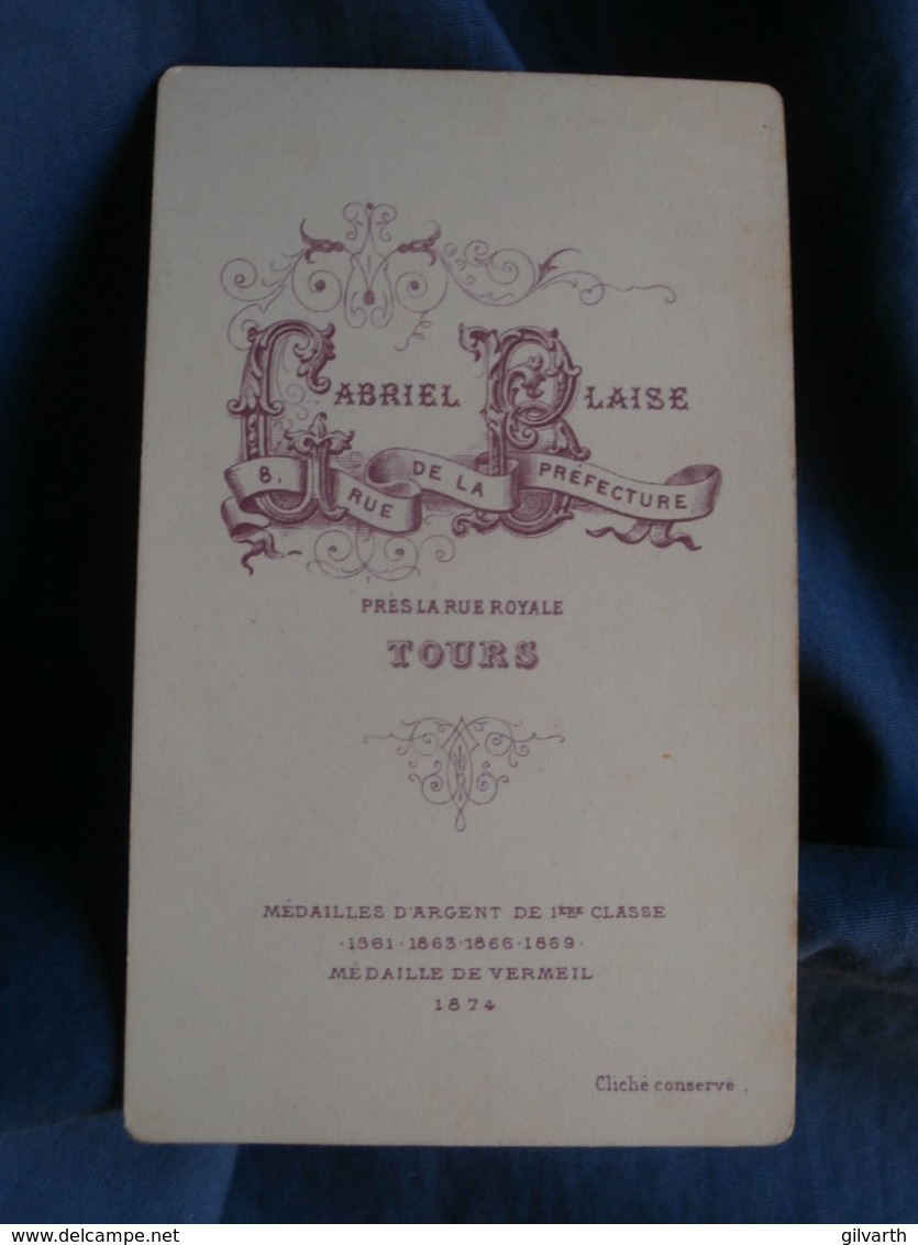 Photo CDV Gabriel Blaise à Tours - Jeune Enfant Présenté Par Un Adulte Caché, Circa 1875 L498I - Old (before 1900)