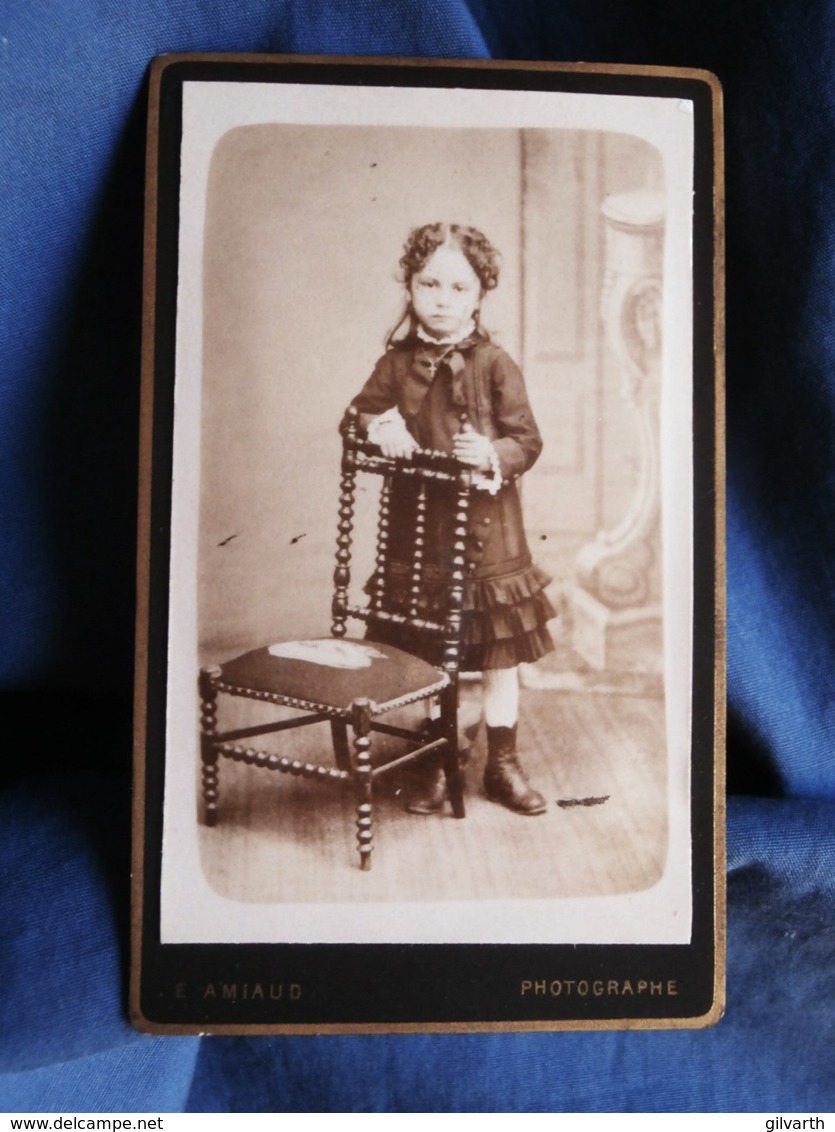 Photo CDV E. Amiaud à La Roche Sur Yon - Petite Fille En Pied, Circa 1885 L498I - Anciennes (Av. 1900)