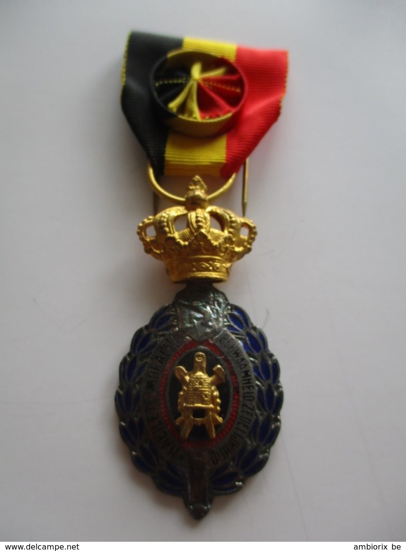 Médaille Belge Du Travail - Version Dorée - Habileté Et Moralité - Avec Rosette - Profesionales / De Sociedad