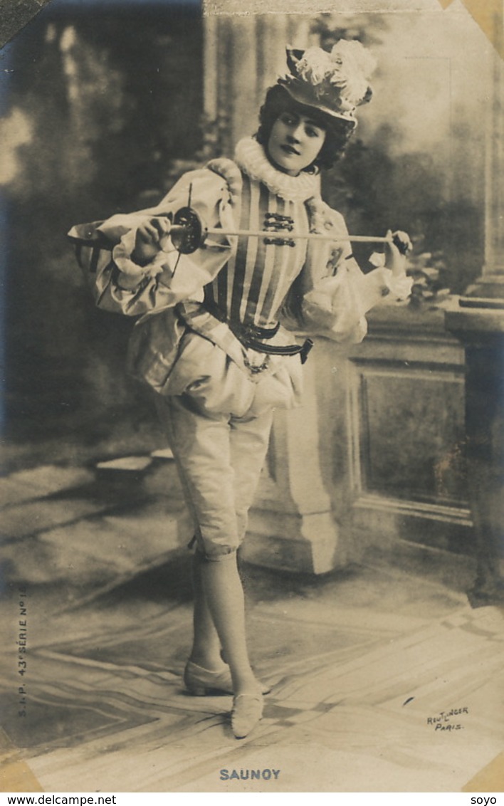 Belle Femme Artiste Saunoy Habillée En Mousquetaire .Escrime. Fencing - Scherma