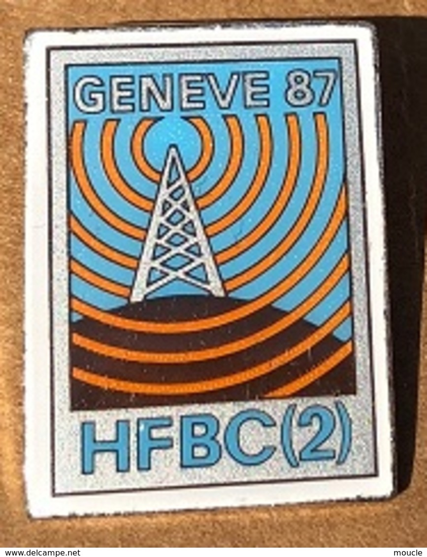 ATTENTION C'EST UNE BROCHE - GENEVE 87 - GENF - GENEVA - GINEVRA - HFBC(2) - RADIO - CITIZEN BAND- CB - CIBI - ANTENNE - Médias