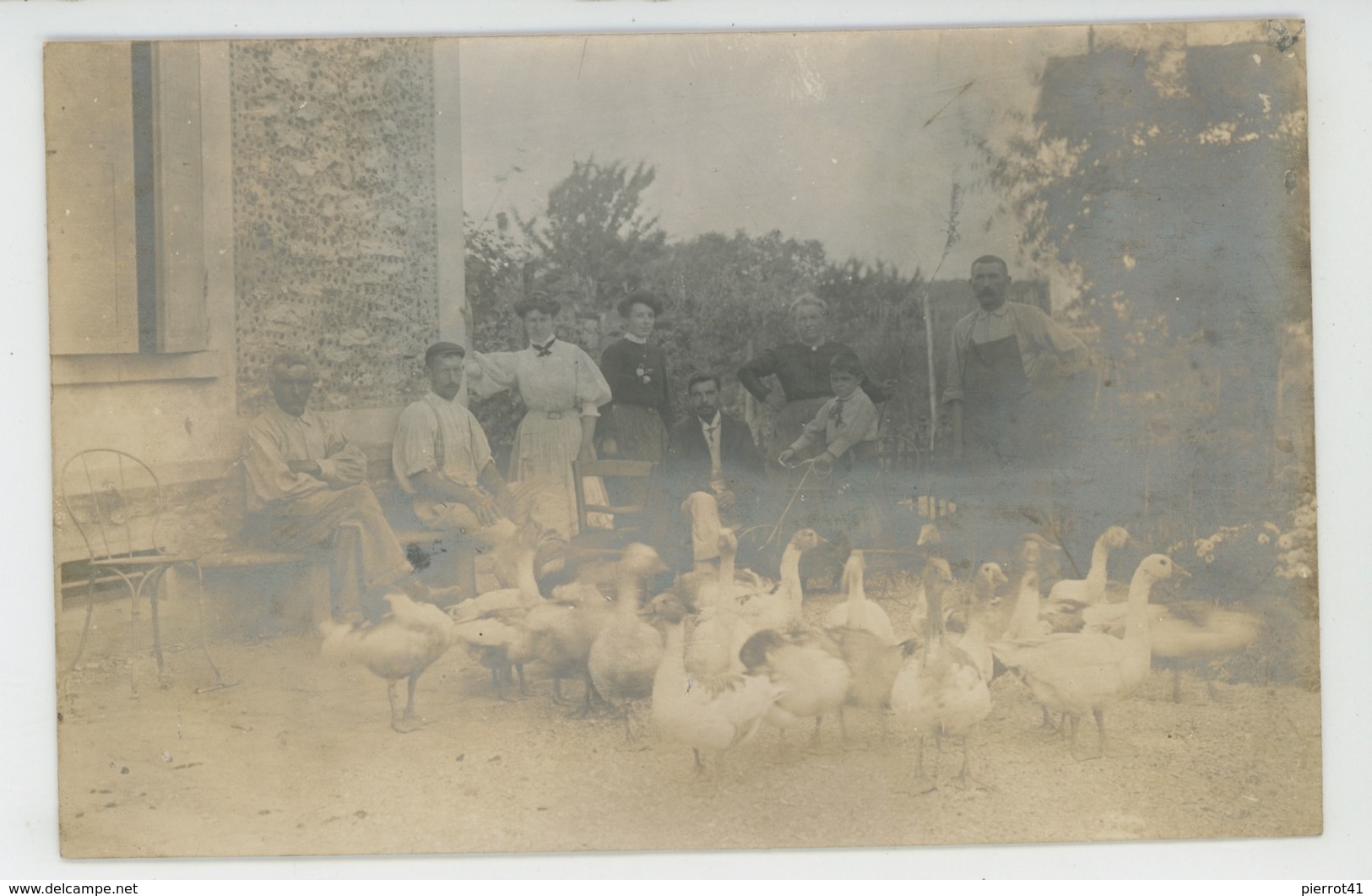 GRIGNY - ELEVAGE - Belle Carte Photo Montrant Une Famille Posant Dans La Cour De Sa Maison Avec Des Oies - Grigny