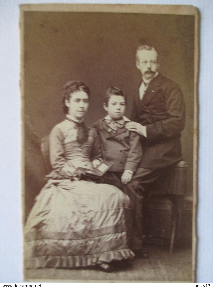 CDV Photographie De Pierre Petit à Paris - Datée 1879 - Portrait De Famille - Etat Correct - Ancianas (antes De 1900)