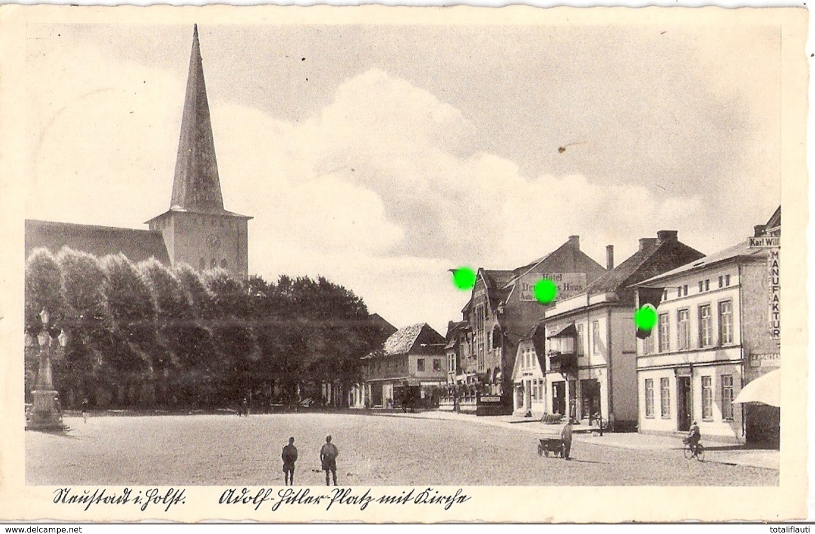 NEUSTADT Holstein Adolf Hitler Platz Mit Kirche Belebt Flaggenschmuck Der Zeit Gelaufen 29.7.1941 - Neustadt (Holstein)