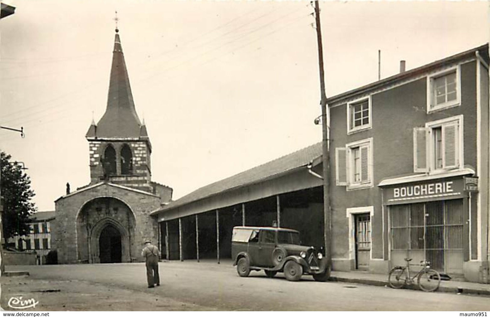 42 NOIRETABLE -  L'EGLISE -LA BOUCHERIE - VEHICULE DEVANT LE MAGASIN N° 7633JA4 DE MARQUE CITROEN - Noiretable