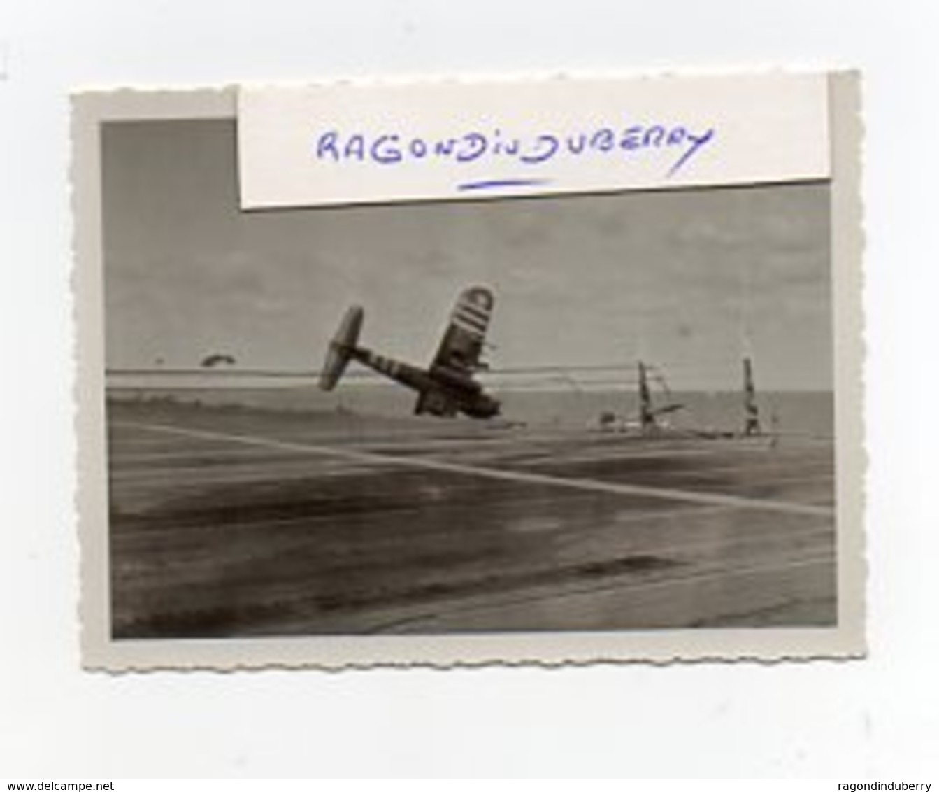 PHOTO - MILITARIA - ACCIDENT D'AVION  De CHASSE Sur PORTE AVION à Priori (Apontage Raté ?) Vers 1950 Environ - Aviation