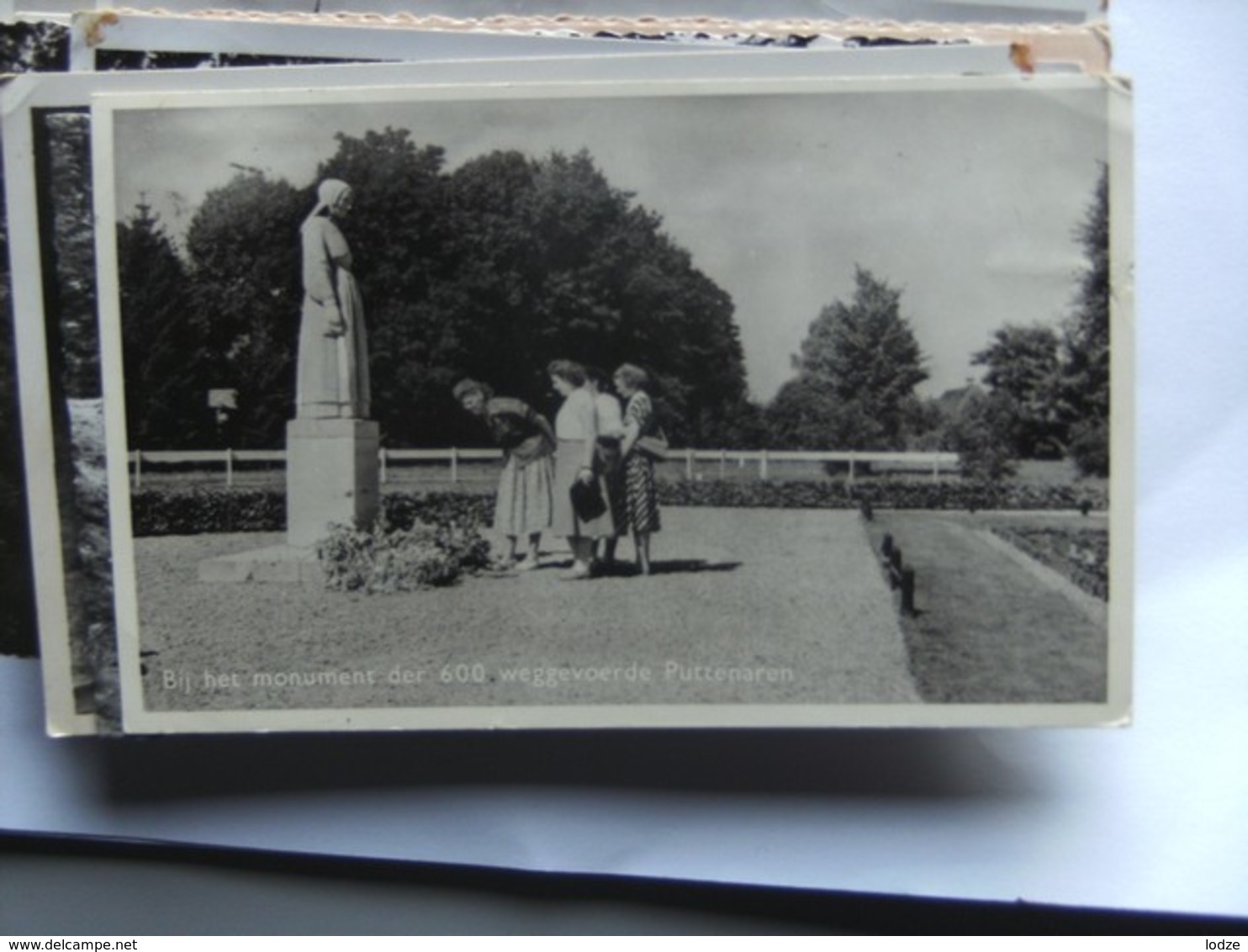 Nederland Holland Pays Bas Putten Met Dames Bij Monument Oorlogsslachtoffers - Putten