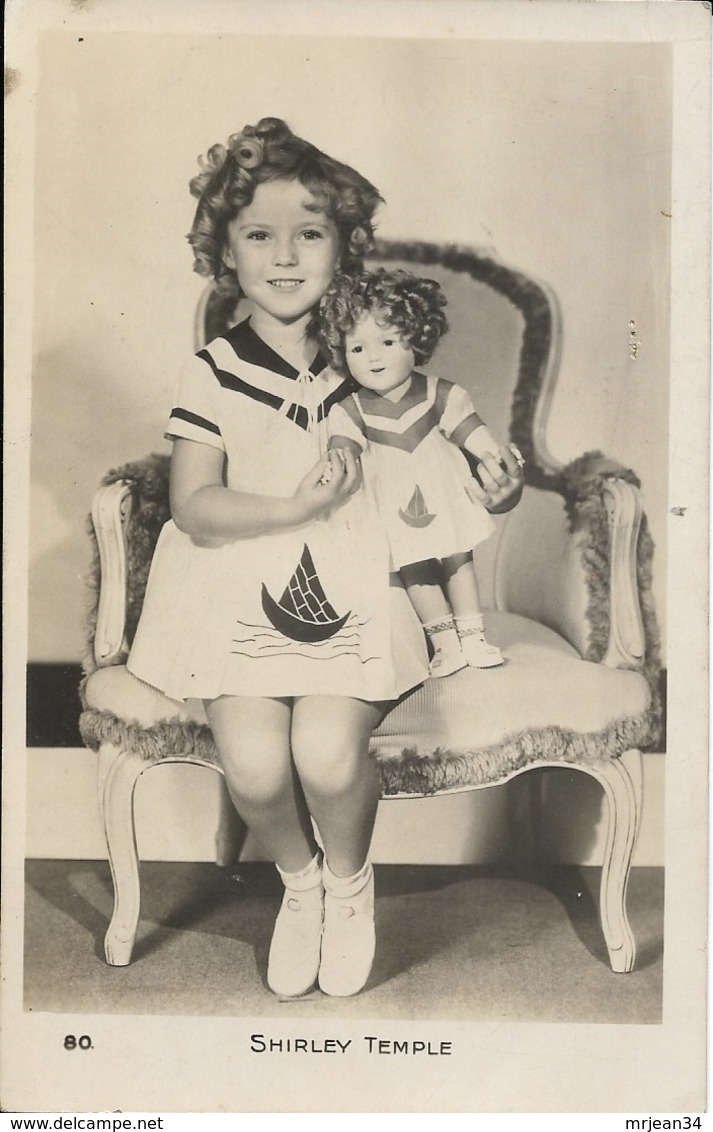 CPA SHIRLEY TEMPLE ET UNE DES POUPEES A SON EFFIGIE Ref80 - Andere Formaten