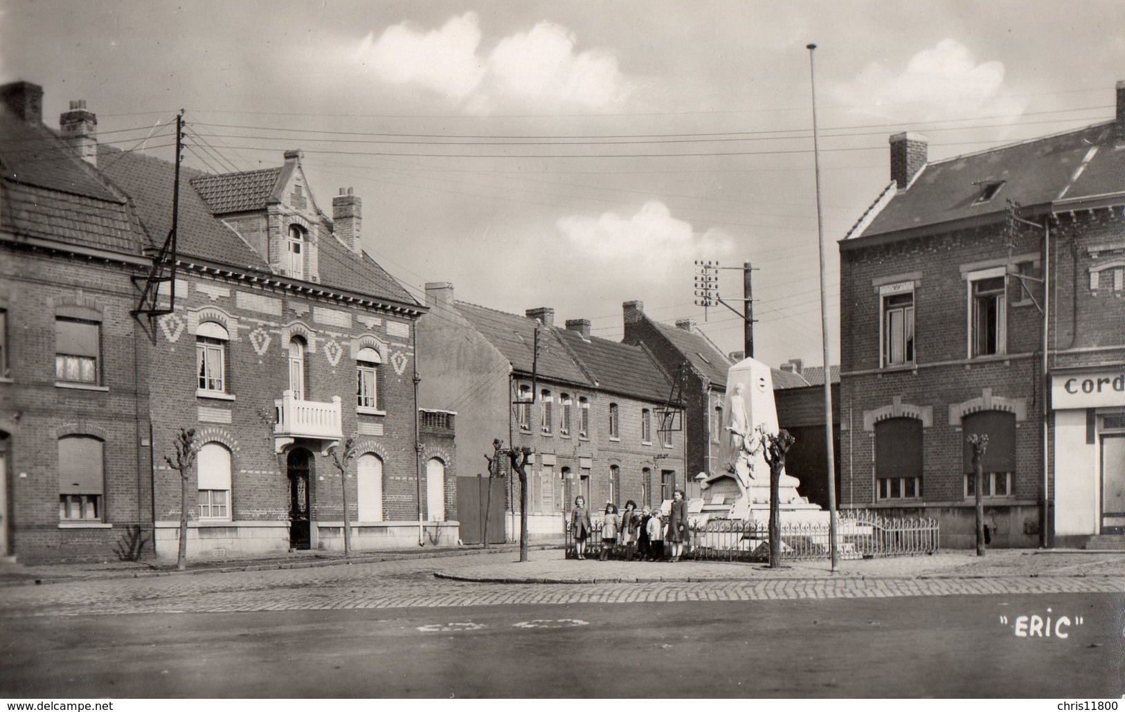 CPSM - 62 - VITRY-EN-ARTOIS - Le Monument Aux Morts Et Un Coin De La Place - Vitry En Artois