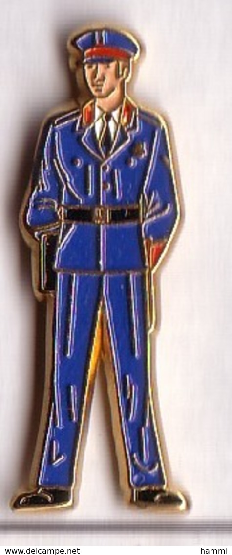 P85 PIN'S Gendarmerie Police Collection Top Qualité Tenues Diverses époques Militaire Armée Achat Immédiat - Police