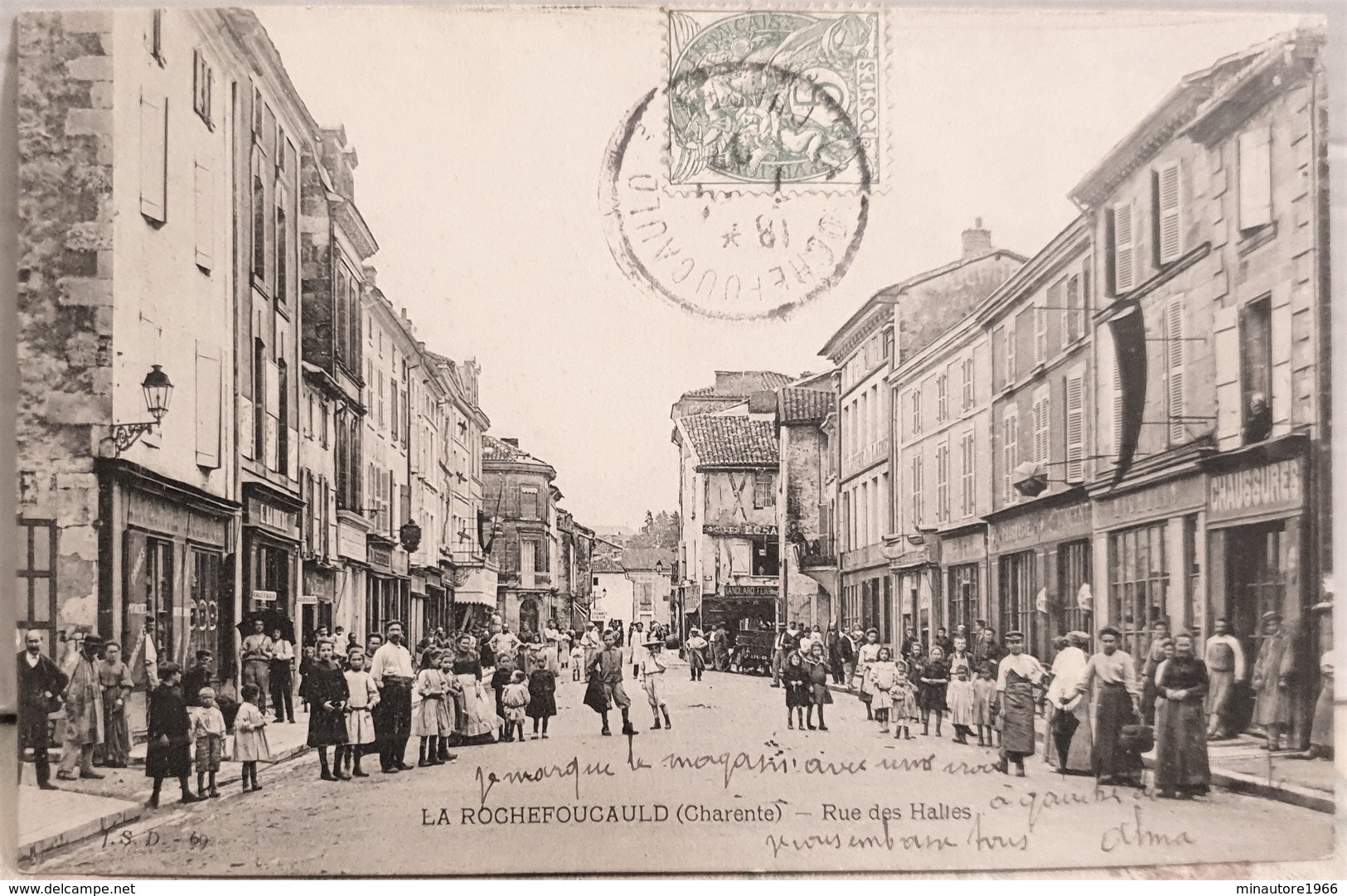 CPA FRANCE - 16 - La Rochefoucauld - Rue Des Halles - Autres & Non Classés