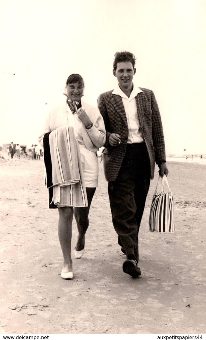 Carte Photo Originale Jeune Couple De Marcheurs Sur La Plage En Juillet 1959 Avec Jeune Homme Galant Portant Le Sac - Personnes Anonymes