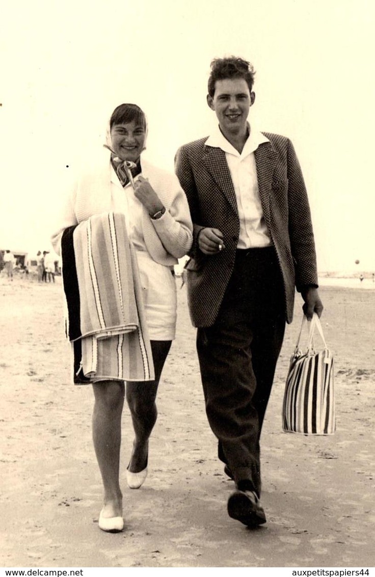 Carte Photo Originale Jeune Couple De Marcheurs Sur La Plage En Juillet 1959 Avec Jeune Homme Galant Portant Le Sac - Personnes Anonymes