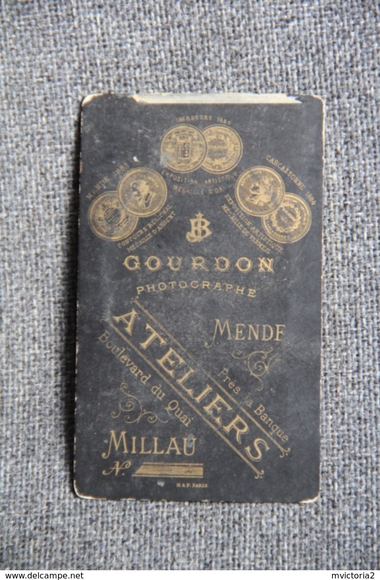 MILLAU MENDE - Photographie Originale : GOURDON : Dame à La Médaille - Personnes Anonymes