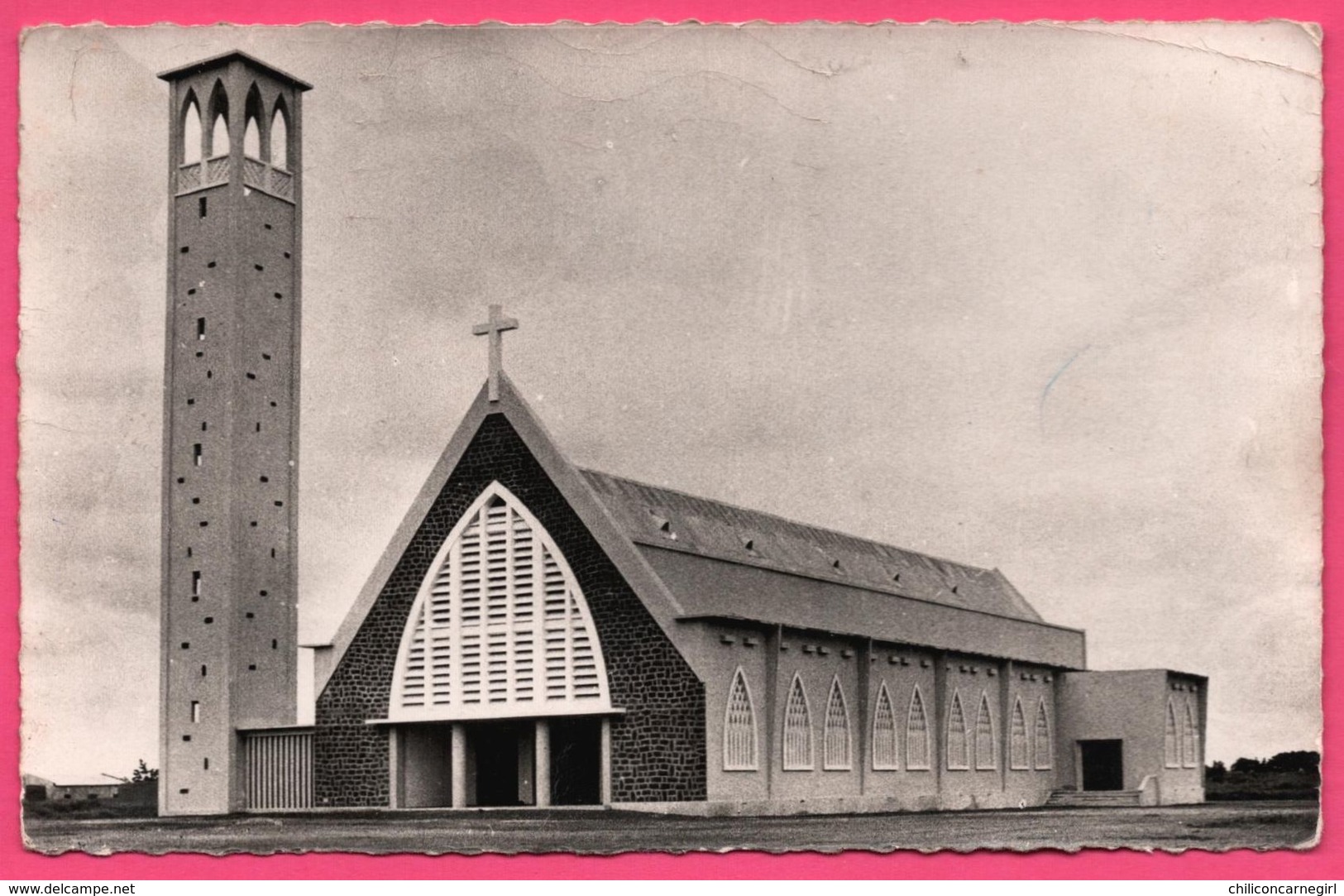 Cp Dentelée - Ouagadougou - Eglise Du Sacré Coeur - Timbre 15 F A.O.F. Centenaire Troupes Africaines Général FAIDHERBE - Burkina Faso