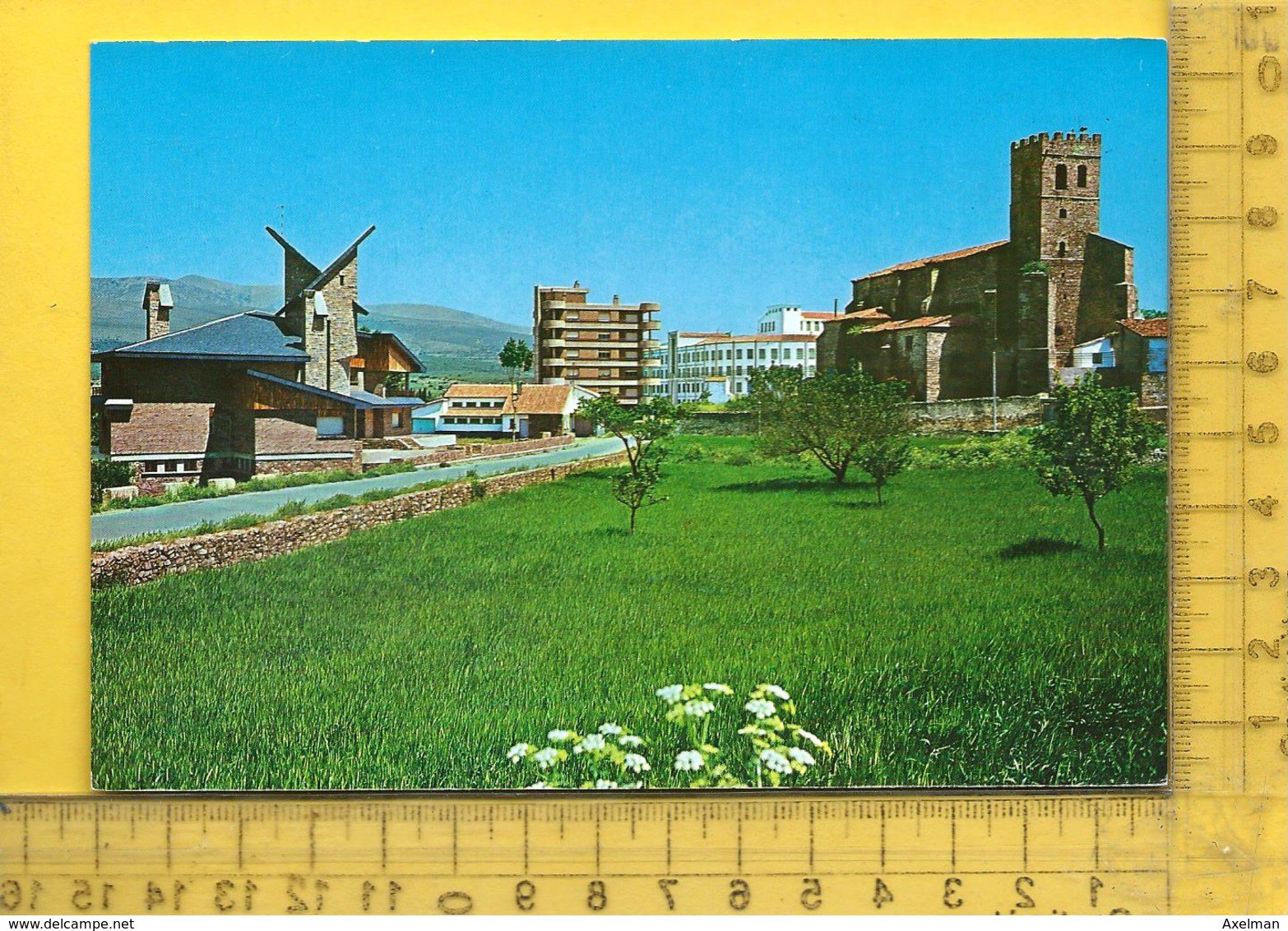 CPM  ESPAGNE, CASTILLA Y LEON, SORIA, OLVEGA : Iglesia Perroquial Y Vista Parcial Del Moncayo - Soria