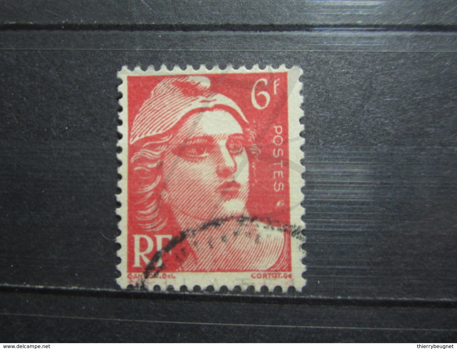 VEND BEAU TIMBRE FRANCE N° 721A , TACHE SOUS " POSTES " !!! - Gebraucht