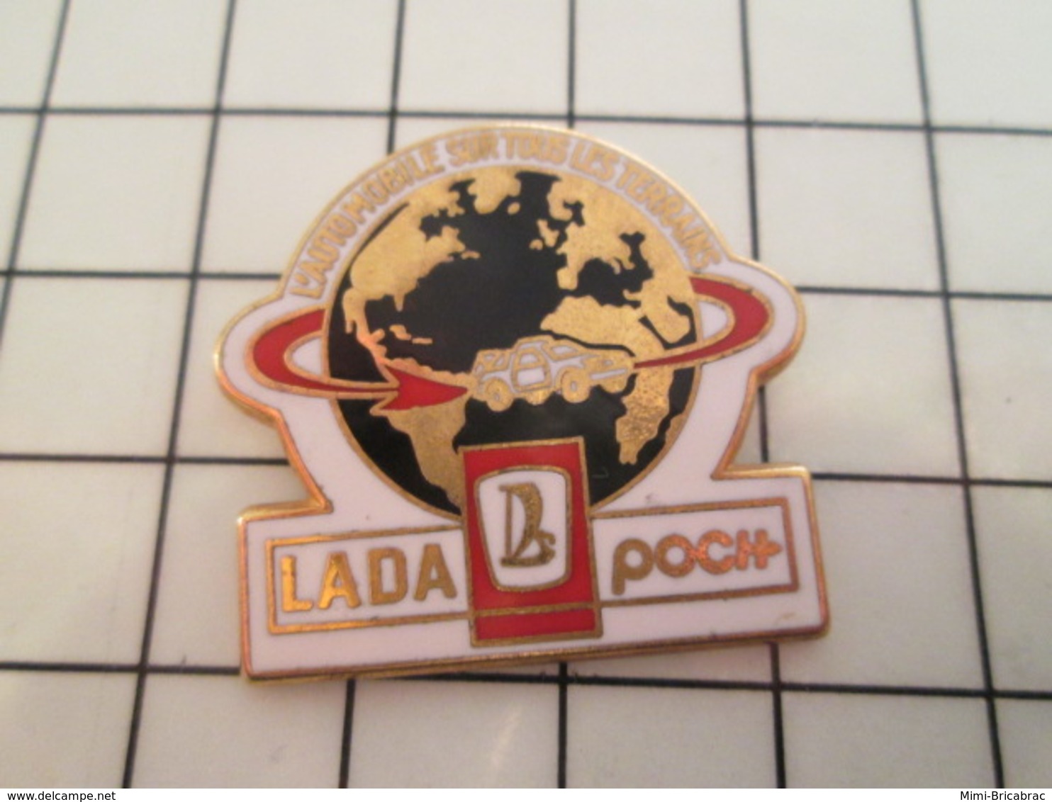 AB181 Pin's Pins / Beau Et Rare / THEME : ARTHUS BERTRAND / LADA POCH L'AUTOMOBILE SUR TOUS LES TERRAINS - Arthus Bertrand