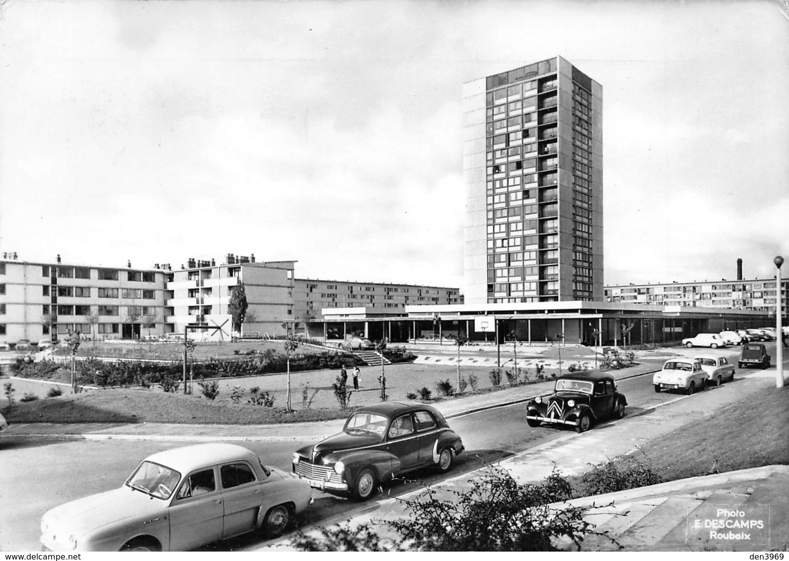 WATTRELOS - Le Tilleul - Centre Commercial Et La Tour - Automobiles - Immeubles - HLM - Photo E. Descamps, Roubaix - Wattrelos