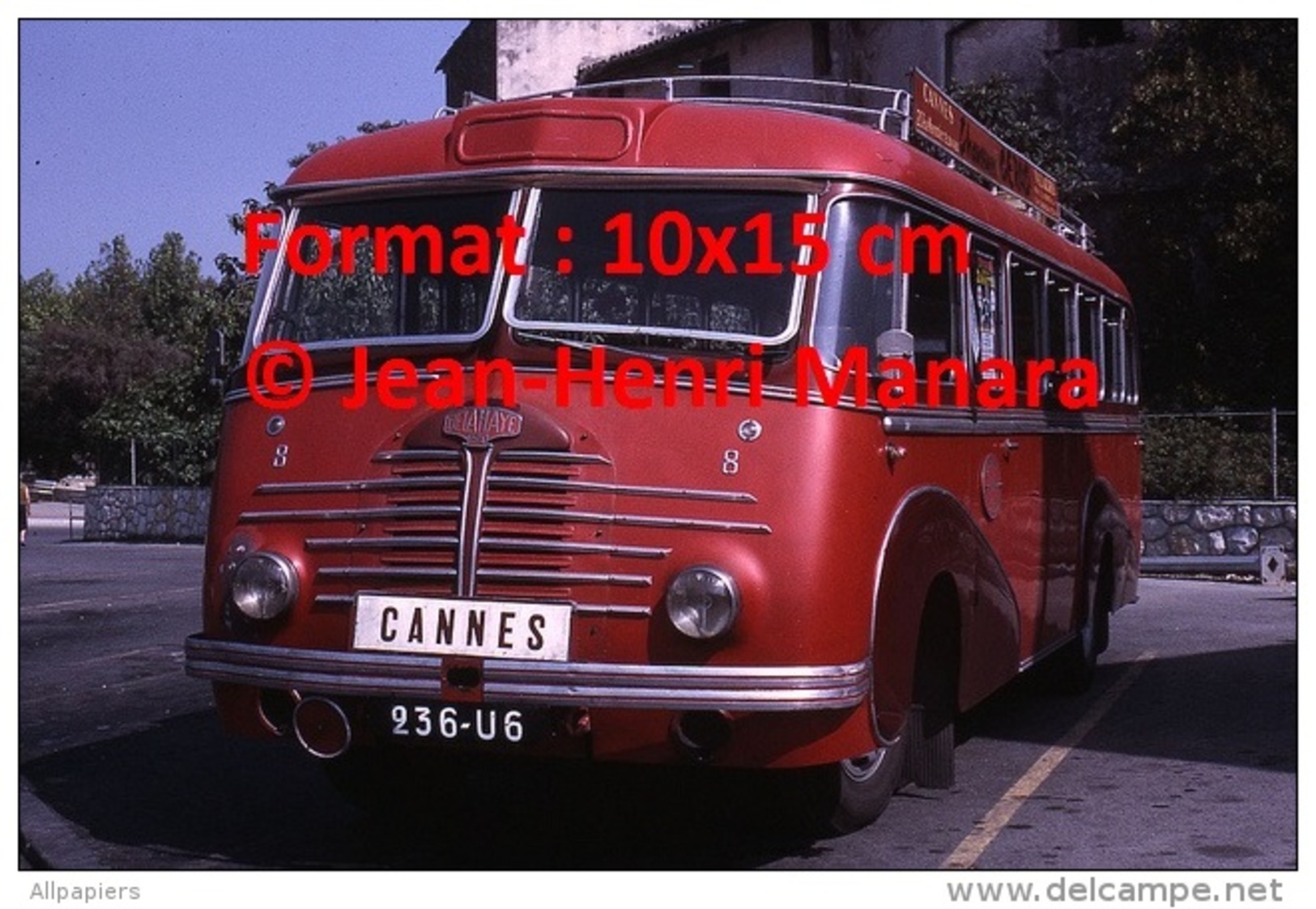 Reproduction D'une Photographie De Face D'un Ancien Bus Delahaye Ligne Cannes à Vallauris Garé Sur Un Parking En 1967 - Other & Unclassified