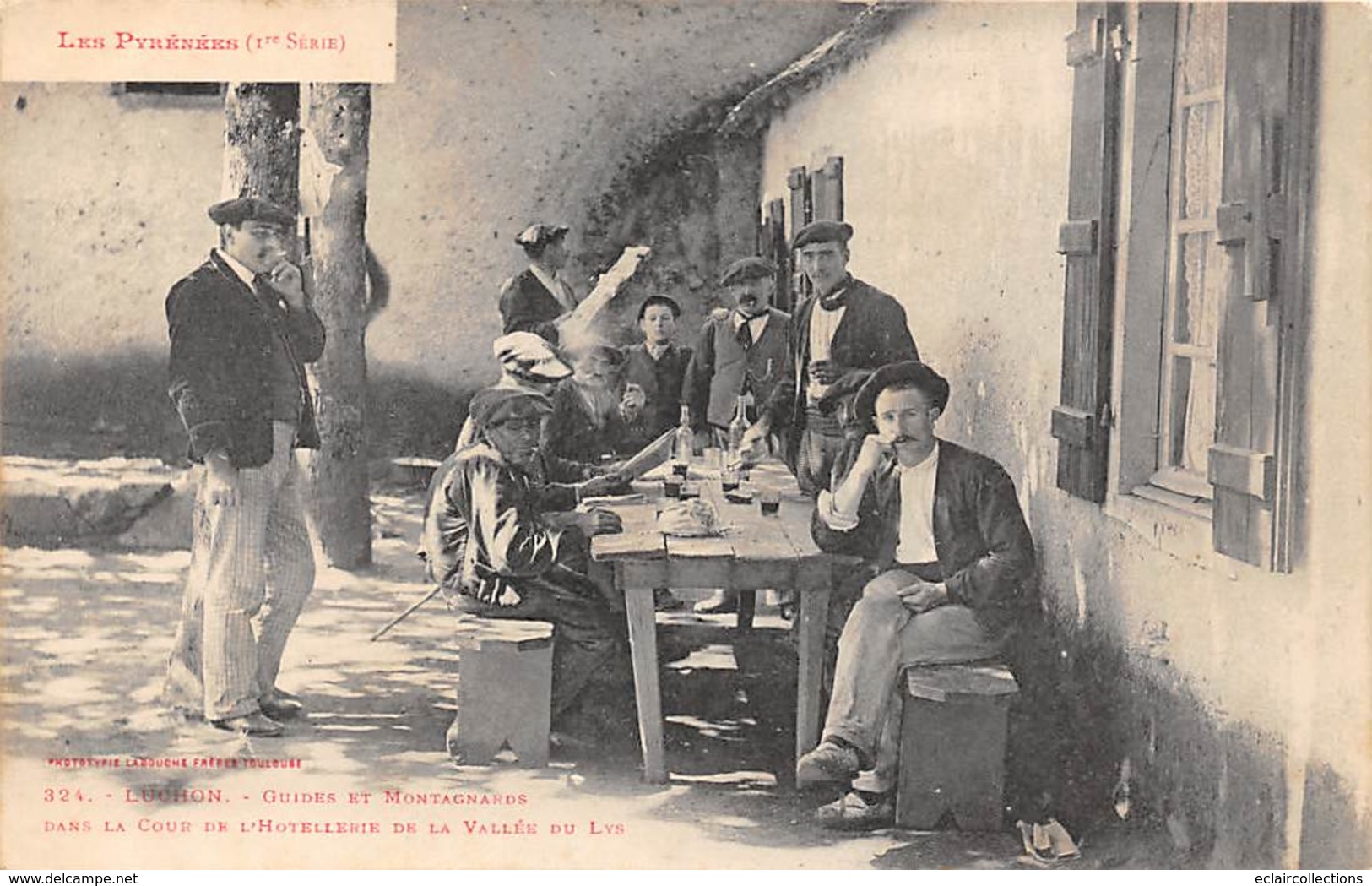 Luchon Superbagnères         31          Guides Et Montagnards Dans La Cour De L'Hôtellerie         (Voir Scan) - Luchon