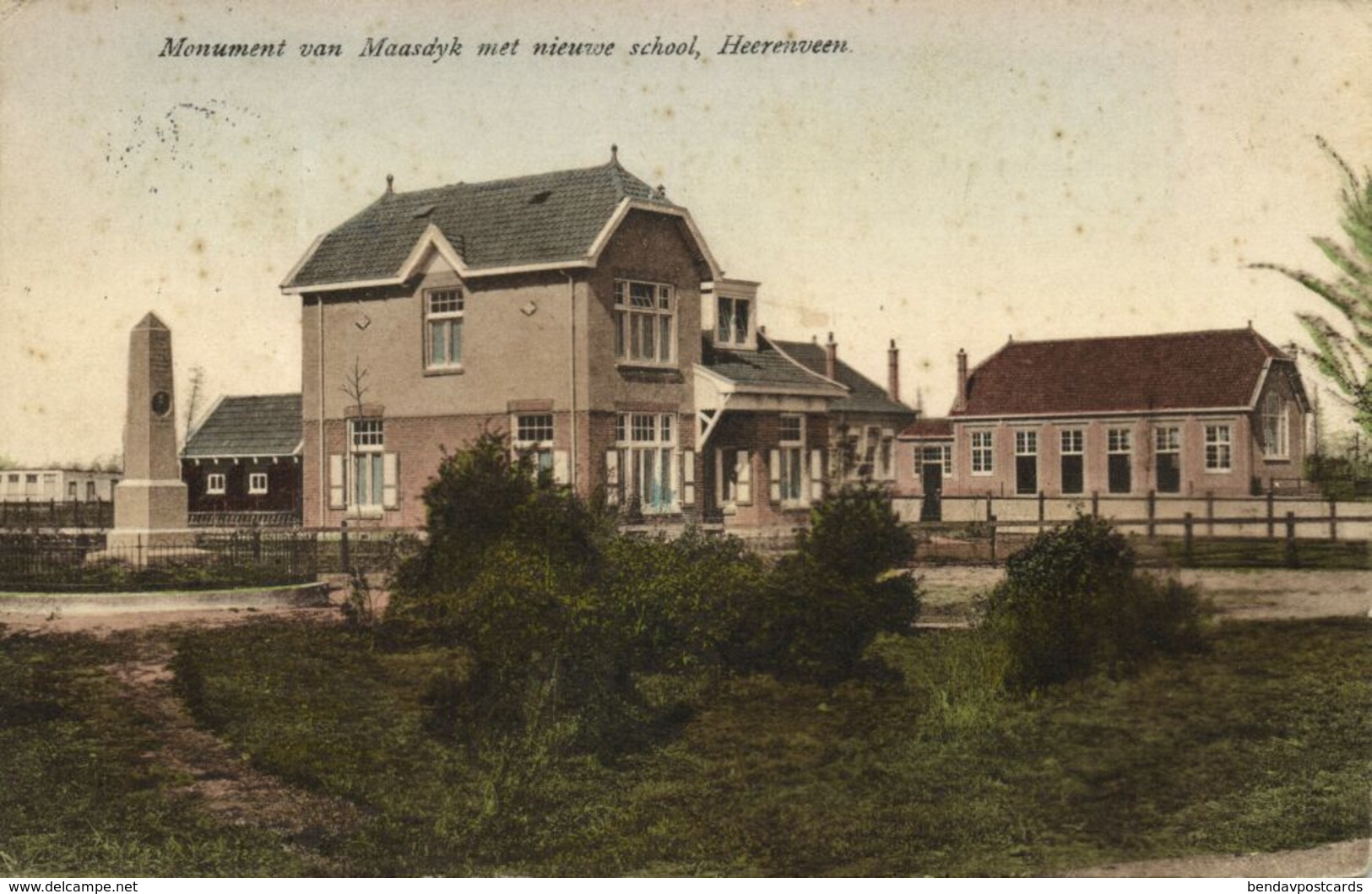 Nederland, HEERENVEEN, Monument Van Maasdyk Met Nieuwe School (1927) Ansichtkaart - Heerenveen