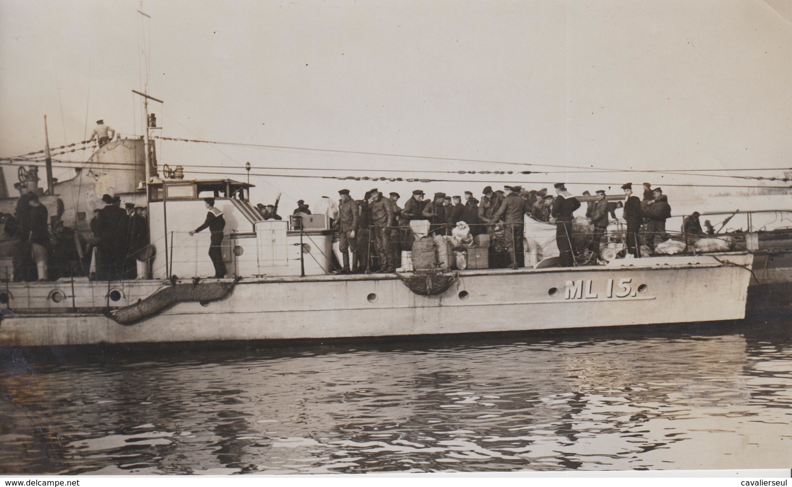 PH. OFFICE PRESS BUREAU - U-BOATS à HARWICH   (13 X 23.3 Cm.) - Bateaux