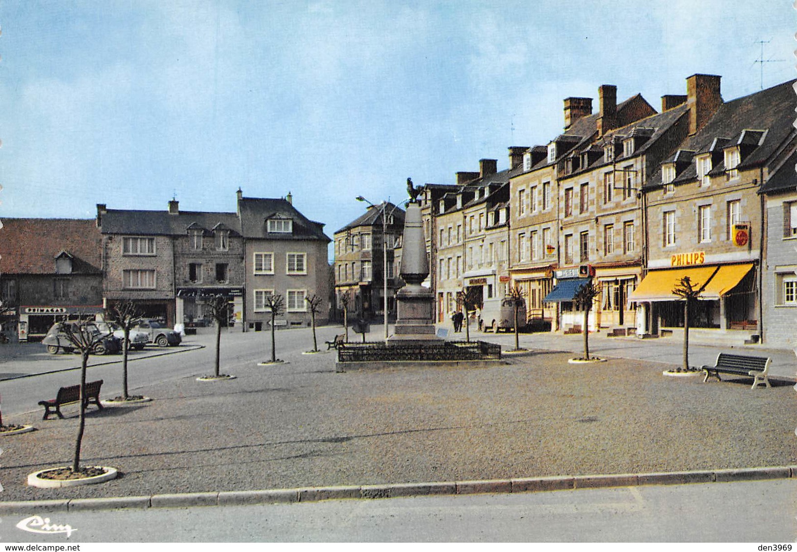 ATHIS - La Place - Le Monument Aux Morts - Magasin Philips - Tirage D'éditeur - Athis De L'Orne