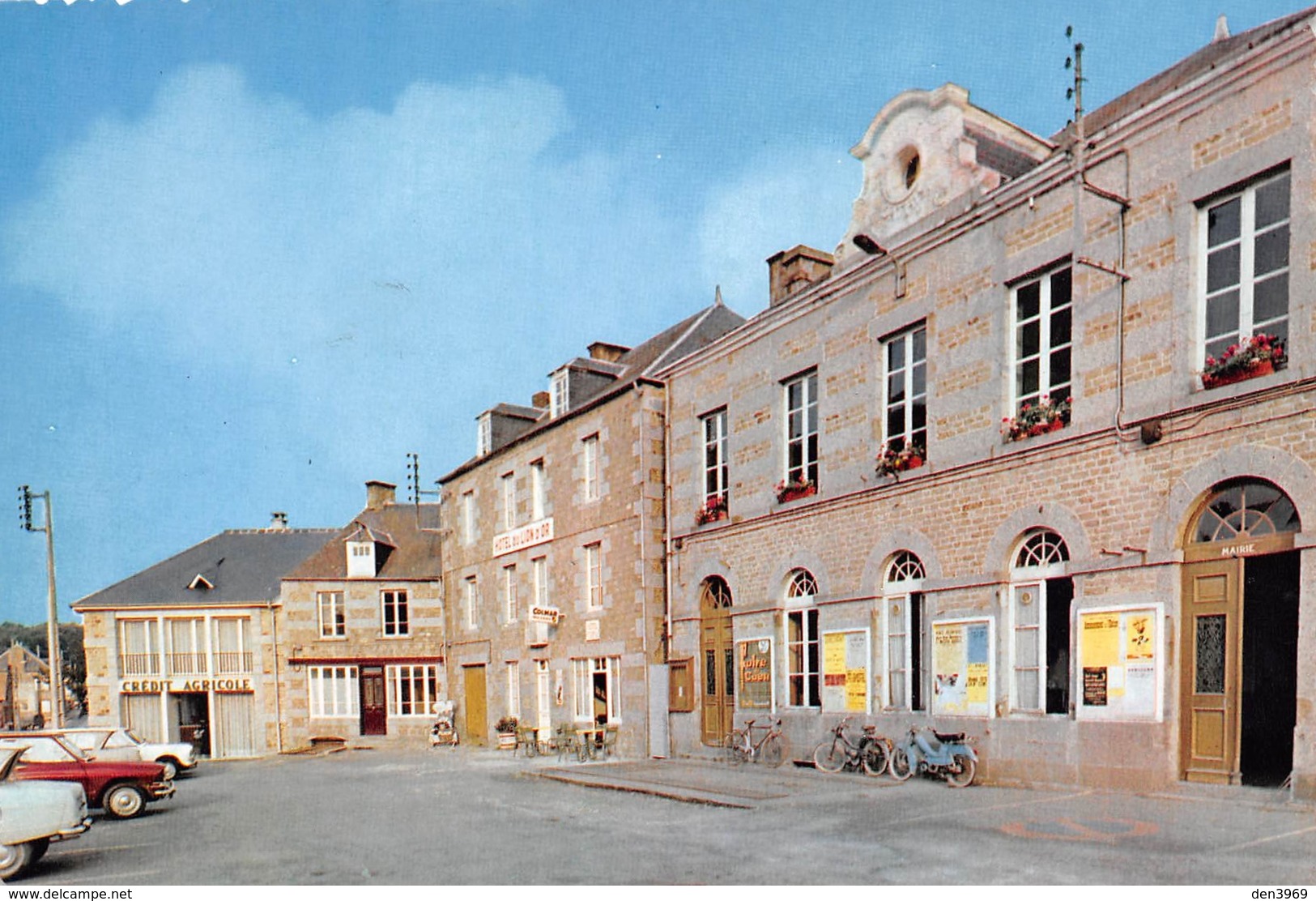 ATHIS - La Place - L'Hôtel Du Lion D'Or - L'Hôtel De Ville - Mairie - Banque Crédit Agricole - Tirage D'éditeur - Athis De L'Orne