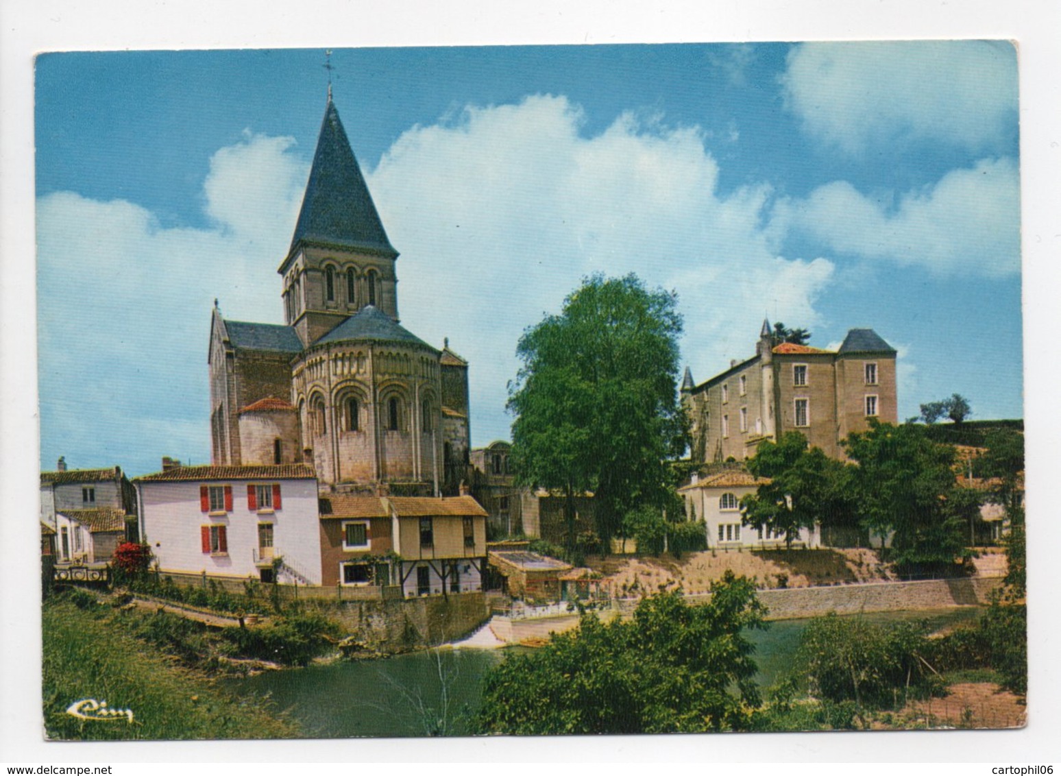 - CPM MAREUIL-SUR-LAY (85) - L'église Et Le Château Féodal 1977 - Photo CIM - - Mareuil Sur Lay Dissais