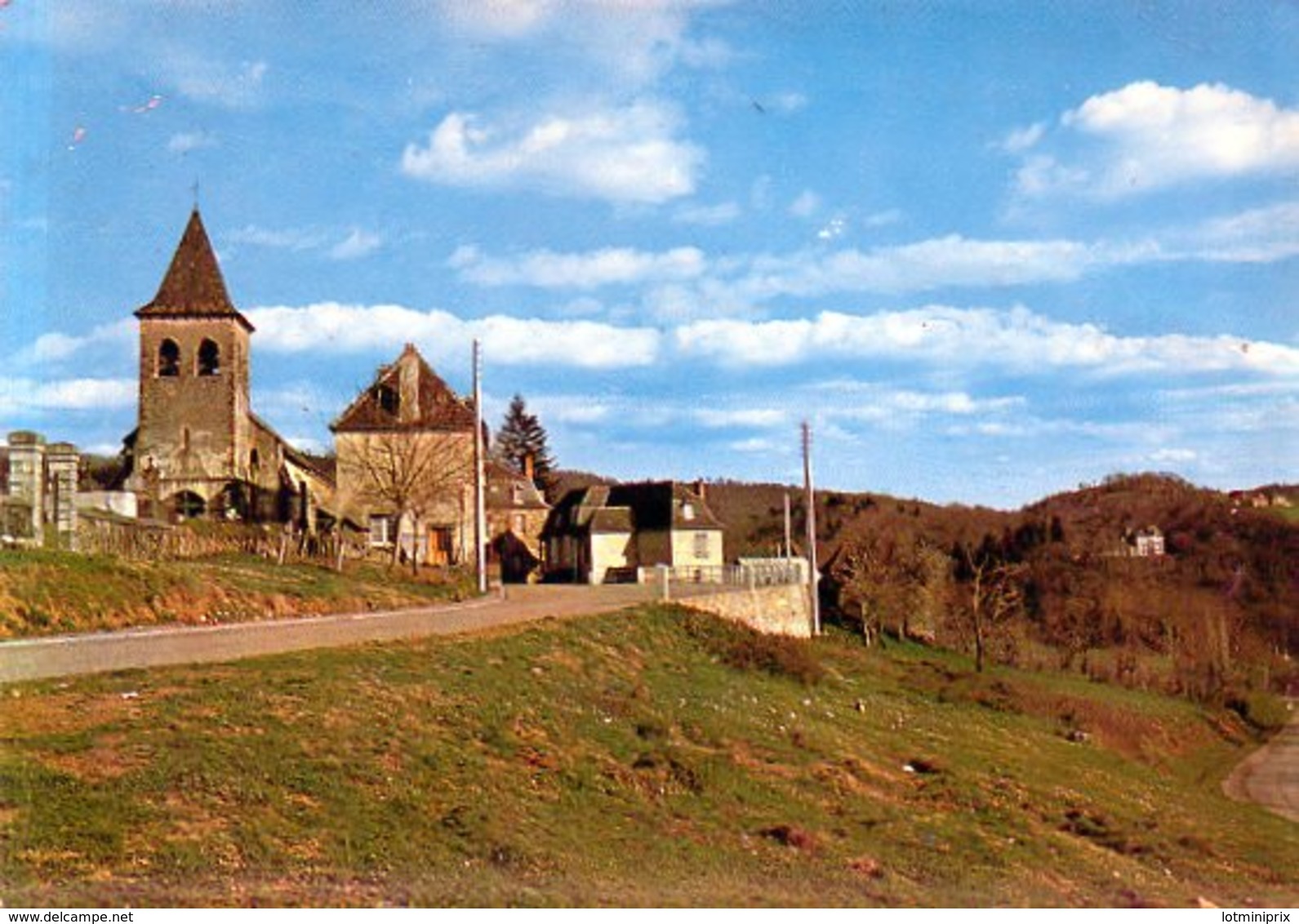 19 - ALTILLAC - L'église Et Le Haut-bourg - Ed  A Village De 1967 - Otros & Sin Clasificación