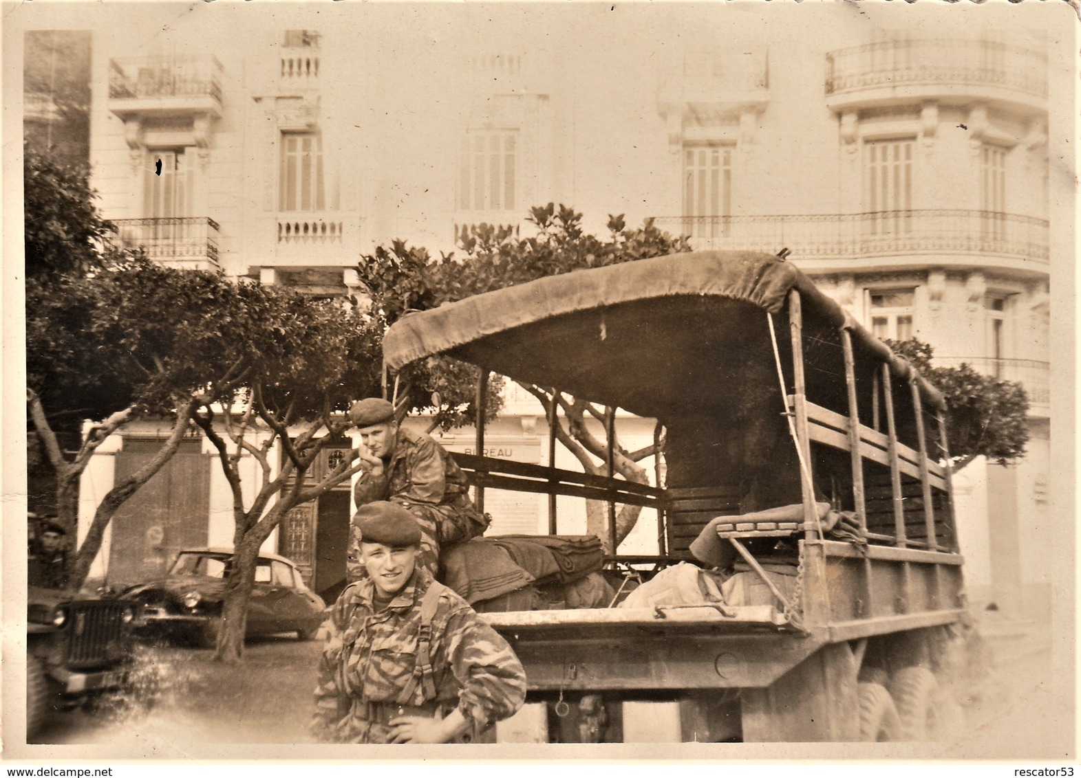 Rare  Photo Parachutistes Tenue Léopard Devant Camion , Citroën DS Et Jeep Format 10 X 7 Cm - 1939-45