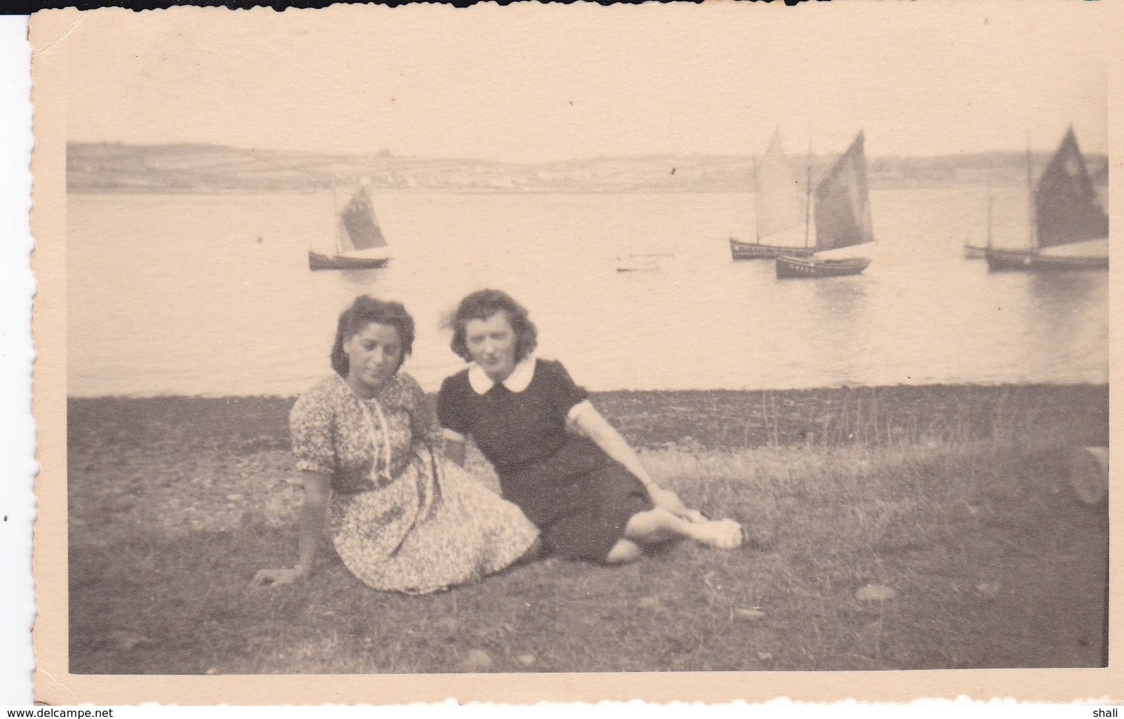 CPA PHOTO DEUX FEMMES AU SECOND PLAN DES BATEAUX - Fotografie