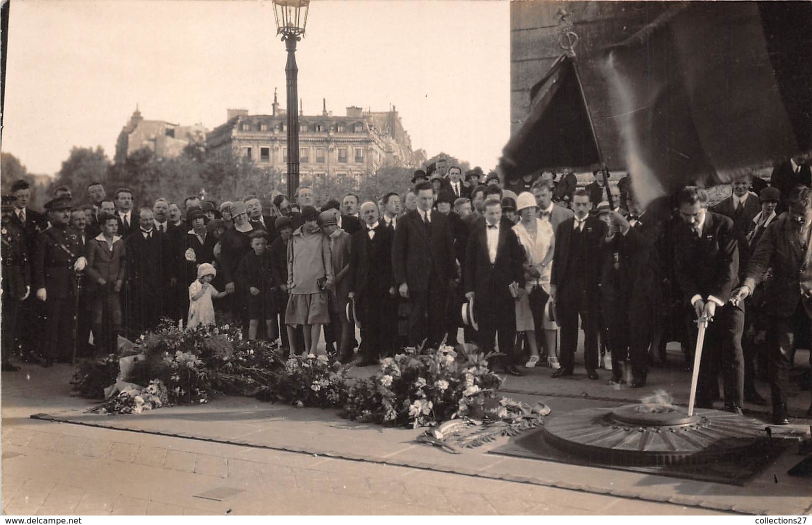 PARIS-75008-CARTE-PHOTO- ALLUMAGE DE LA FLAMME SOUS L'ARC DE TRIOMPHE - Arrondissement: 08