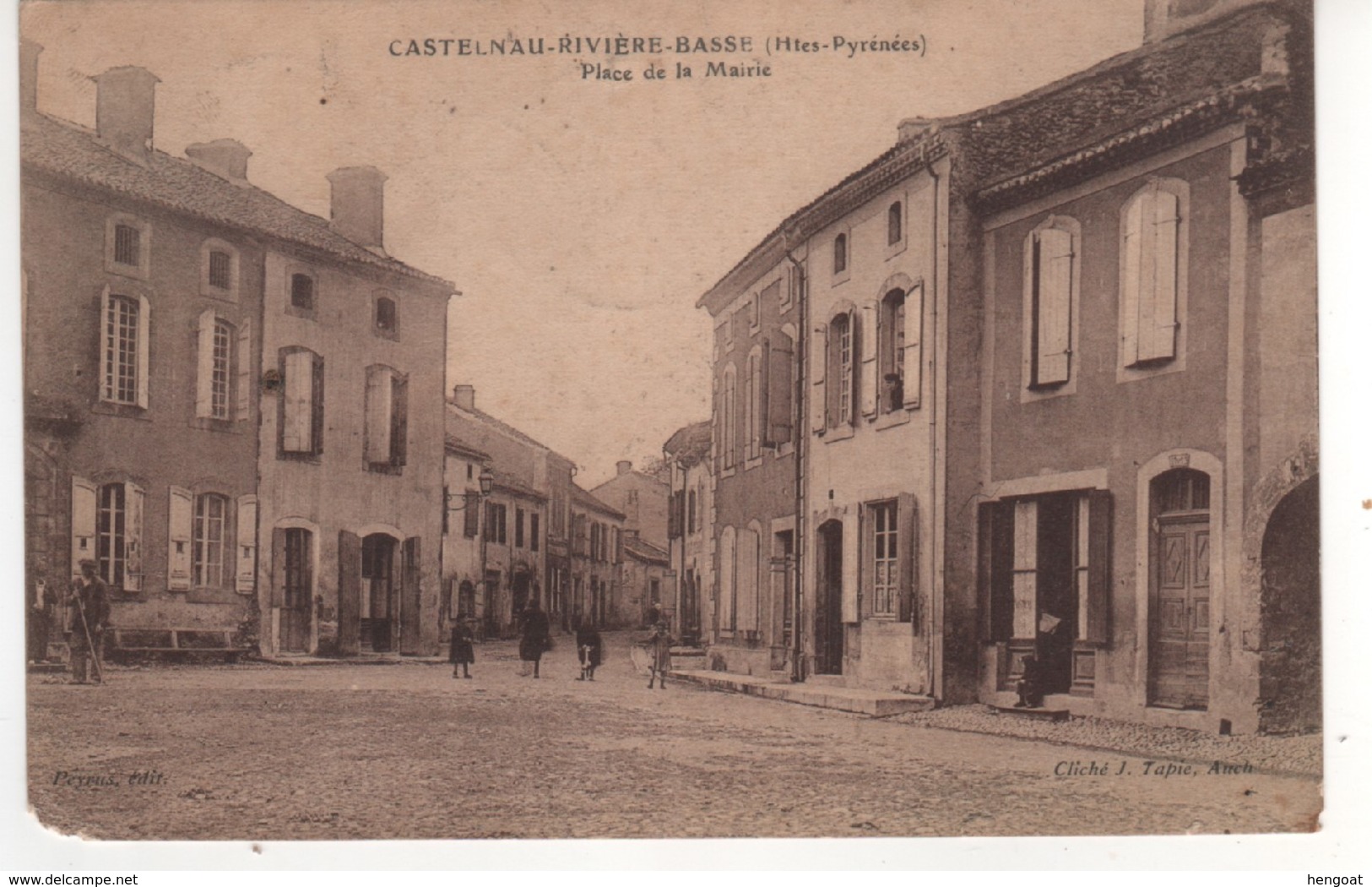 Belle Carte Petite Animation , écrite Et Timbrée Le 25/09/1909 : Place De La Mairie ( Coin Inférieur Gauche Abimé ) - Castelnau Riviere Basse