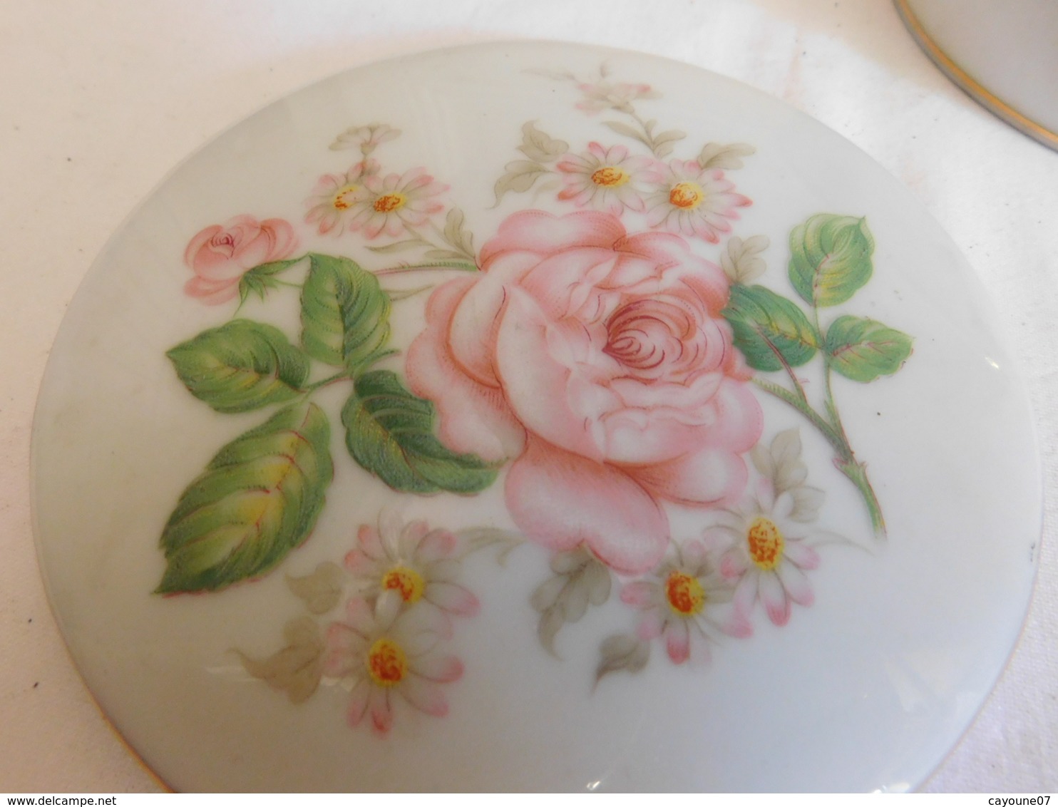 Bonbonnière à décor peint de roses porcelaine de Limoges Lys Royal tirage limité