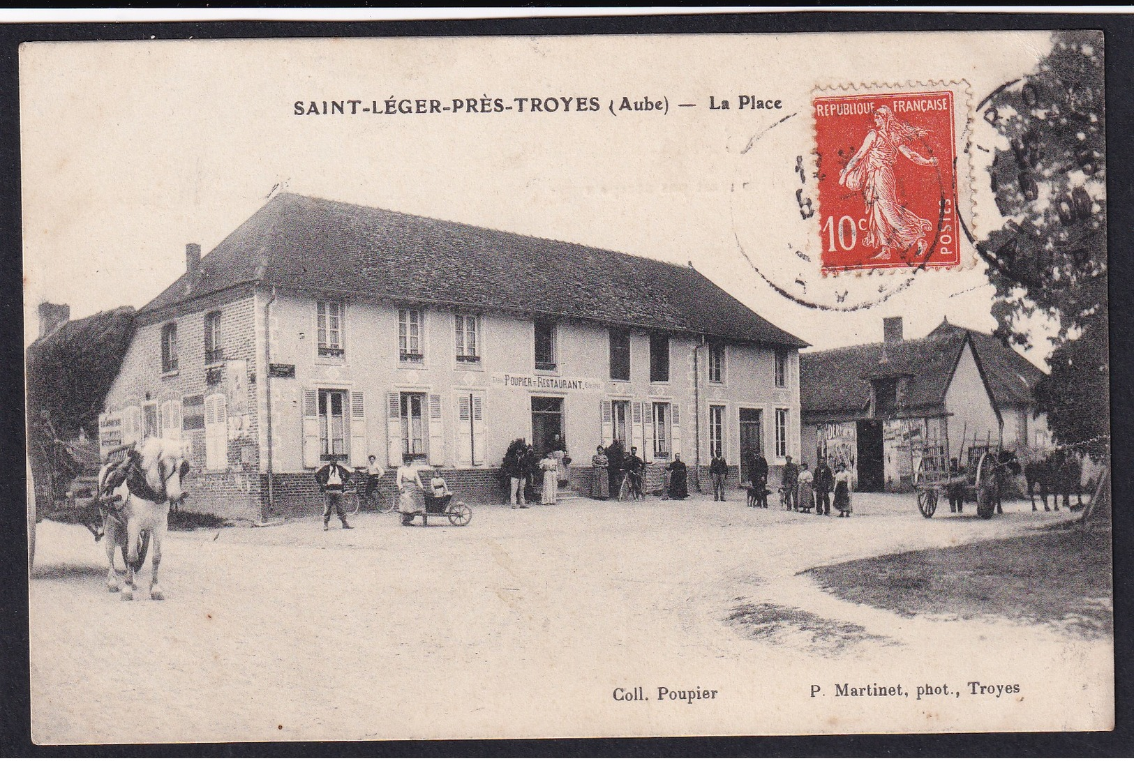 SAINT LEGER Près De Troyes - ( 10 - Aube ) La Place - Café Restaurant POUPIER ( Rue Animée , Personnes ) - TB Etat - Other & Unclassified