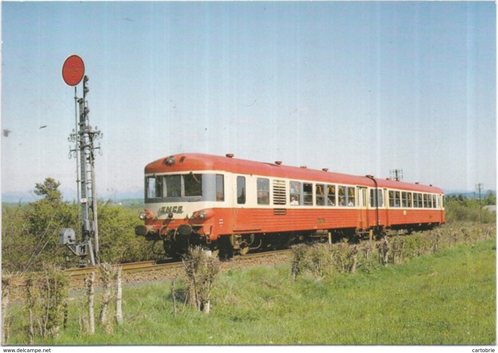 Dépt 19 - L'Autorail X 4739 USSEL-MONTLUÇON Vient De Quitter EYGURANDE-MERLINES - Avril  1989 - Photo R.GIBIAT - (train) - Eygurande