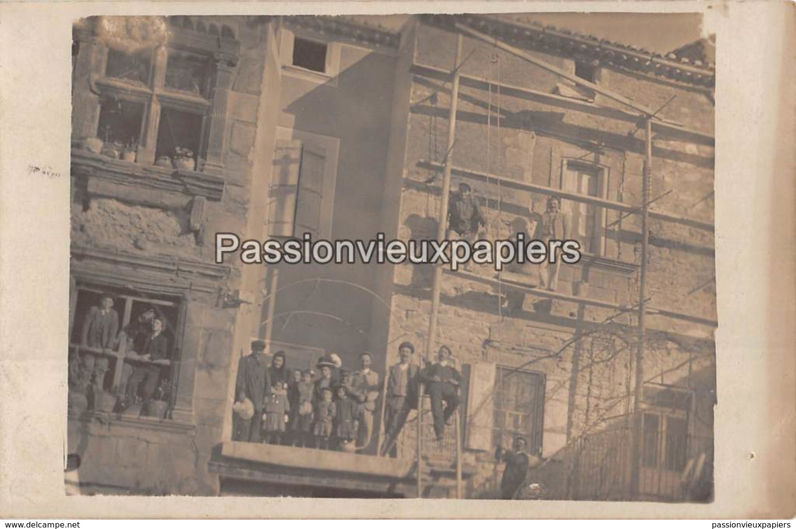 CARTE PHOTO  PEYRIAC  MINERVOIS (ou Environs)  1910  TRAVAUX SUR LA FACADE OU LA TOITURE - Altri & Non Classificati