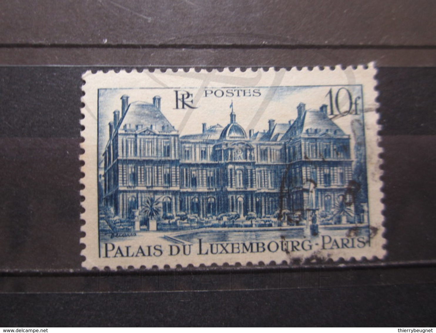 VEND BEAU TIMBRE FRANCE N° 760 , CADRE SUPERIEUR BRISE !!! - Usados