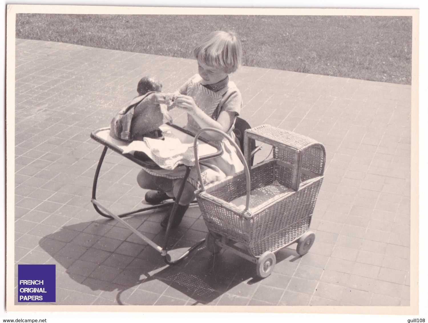 Jolie Photographie Originale 1950 Fille Jeu Jouet Landeau Jouet Photo Snapshot Little Girl Toy Doll Pram A34-55 - Objects