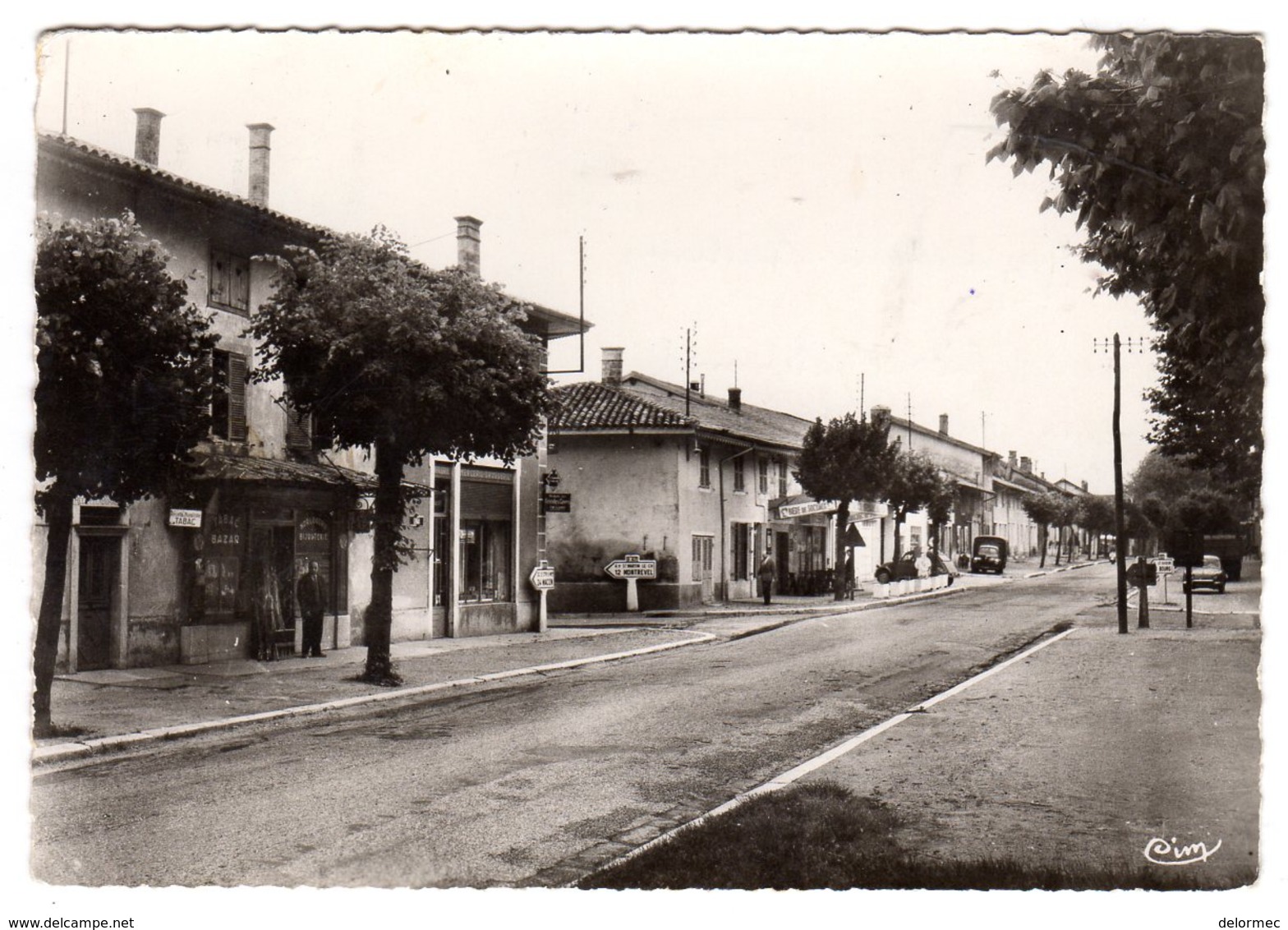 CPSM Photo Polliat 01 Ain Route Nationale N°79 Rue Principale Homme Devant Tabac Bazar Horlogerie Bijouterie éd CIM - Non Classés