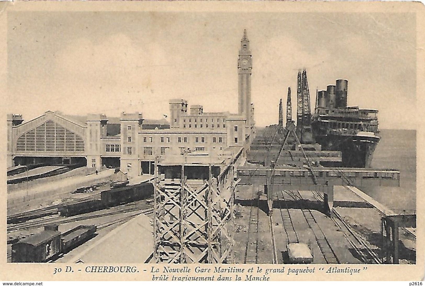 CHERBOURG -  1933 -  LA NOUVELLE GARE MARITIME ET LE GRAND PAQUEBOT ATLANTIQUE BRULE TRAGIQUEMENT DANS LA MANCHE - Cherbourg