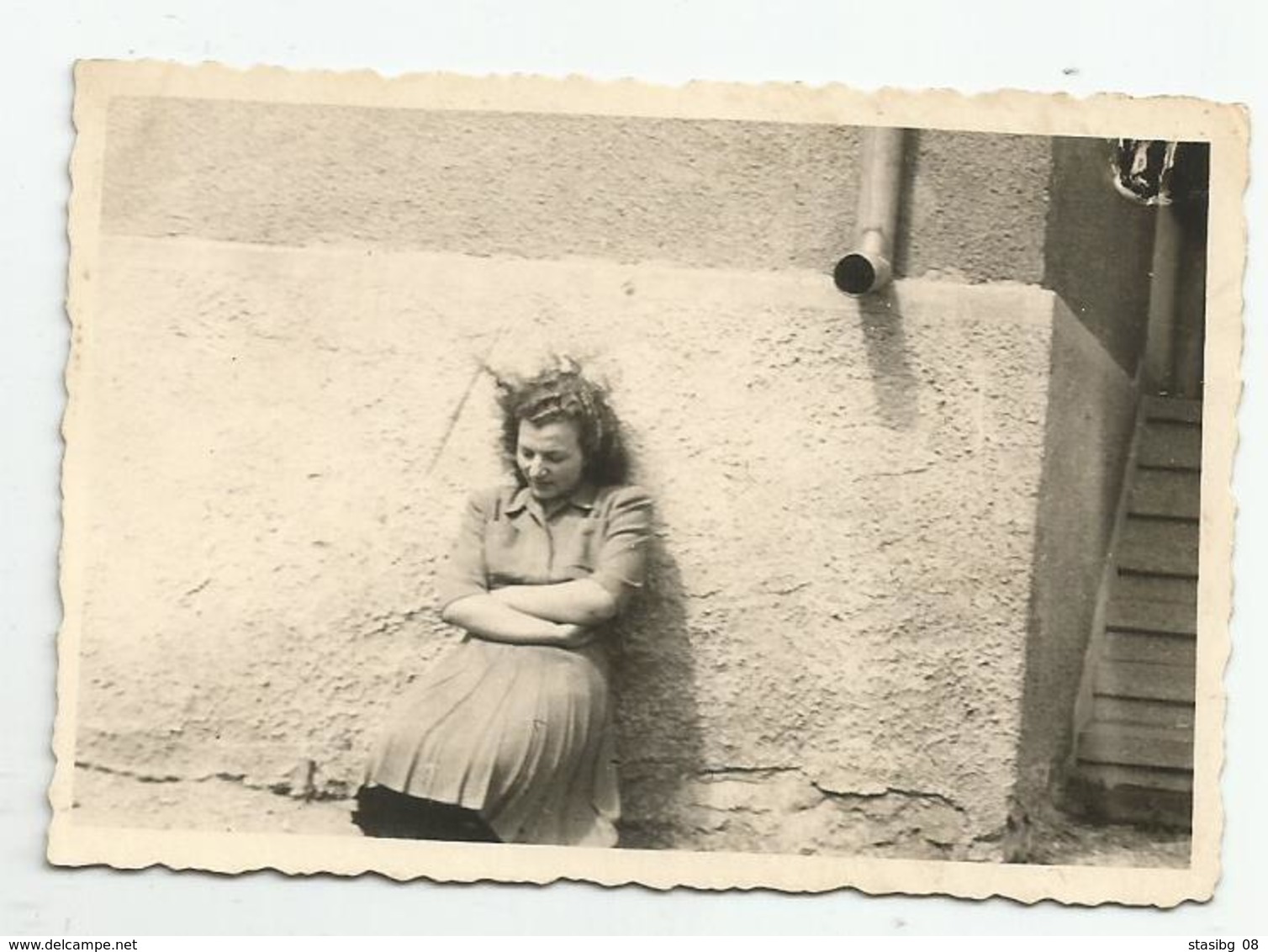 Woman By The Wall-1947 Year  O557-342 - Anonymous Persons