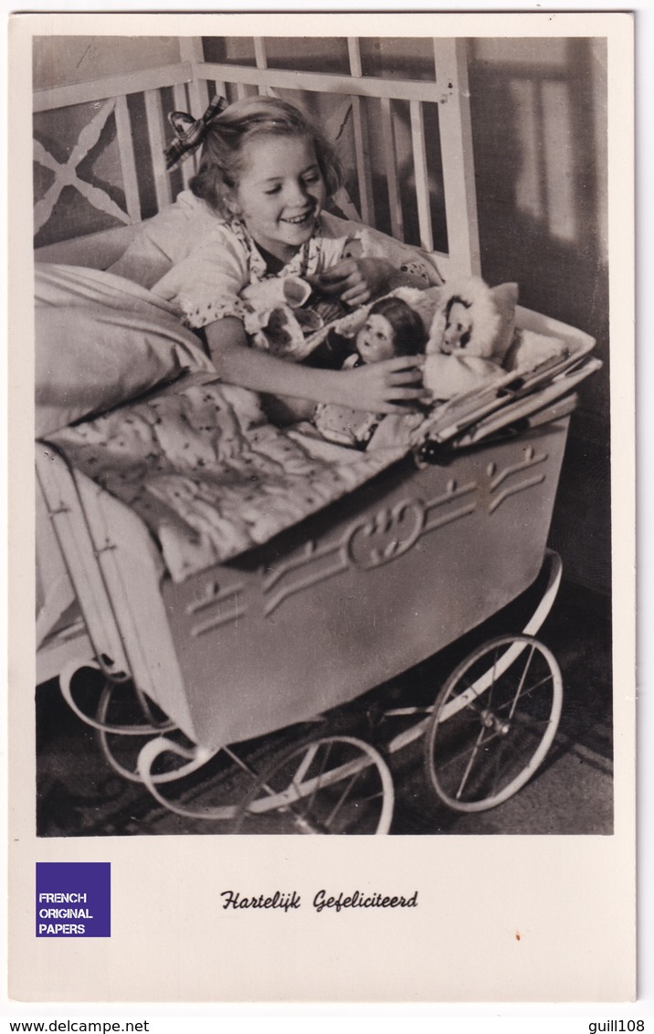 Jolie Carte Postale 1950s Photo Jouet Fille Au Lit Poupée Landau Mode - Vintage Girl At Bed & Toy Doll Pram RPPC A34-82 - Jeux Et Jouets