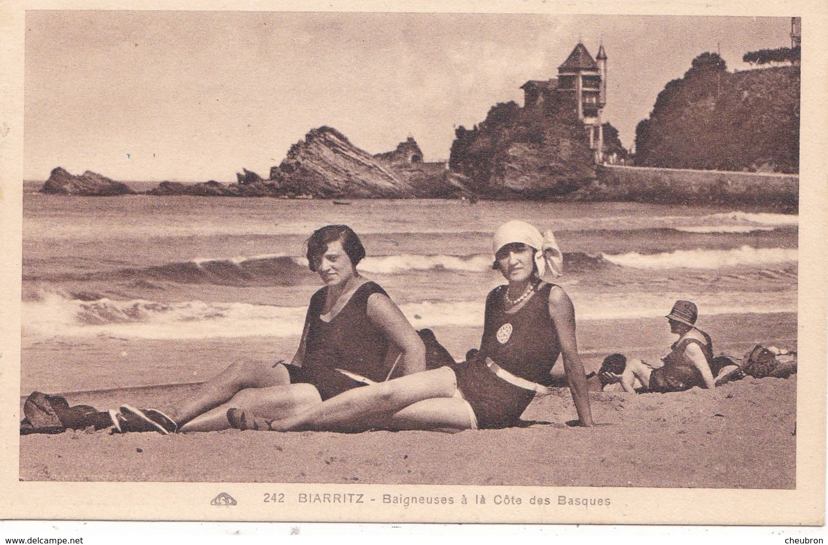 64 BIARRITZ . CPA SEPIA. COTE DES BASQUES. BAIGNEUSES + TEXTE - Biarritz