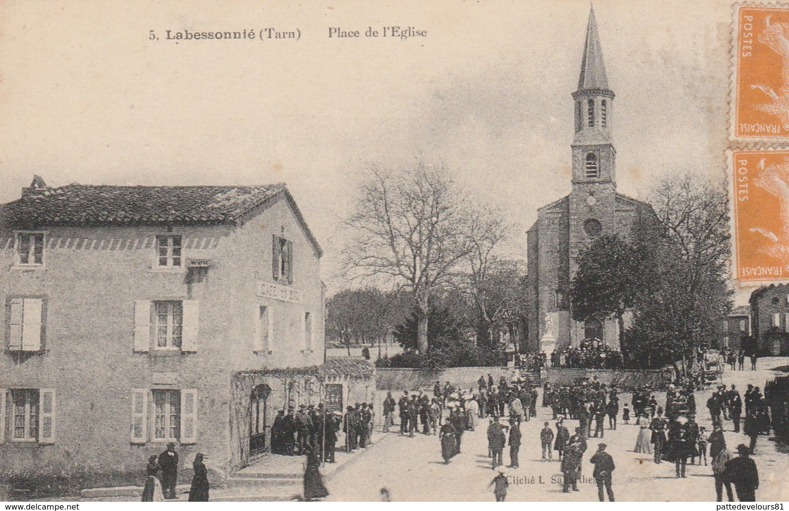 CPA (81) LABESSONNIE Place De L' Eglise (2 Scans) - Montredon Labessonie