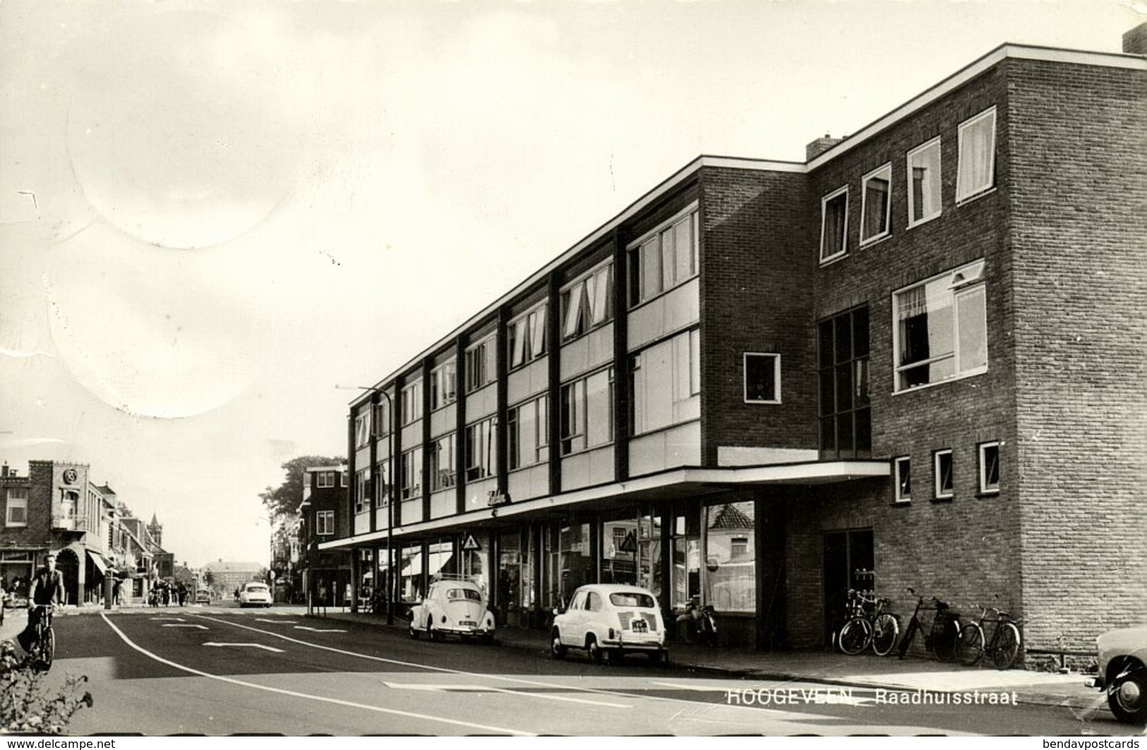 Nederland, HOOGEVEEN, Raadhuisstraat, VW Kever Auto (1965) Ansichtkaart - Hoogeveen