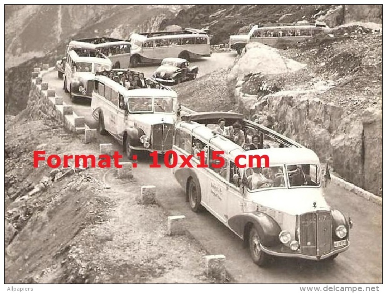 Reproduction Photographie De Plusieurs Bus Saurer En Excursions Sur Une Route Sinueuse - Altri & Non Classificati