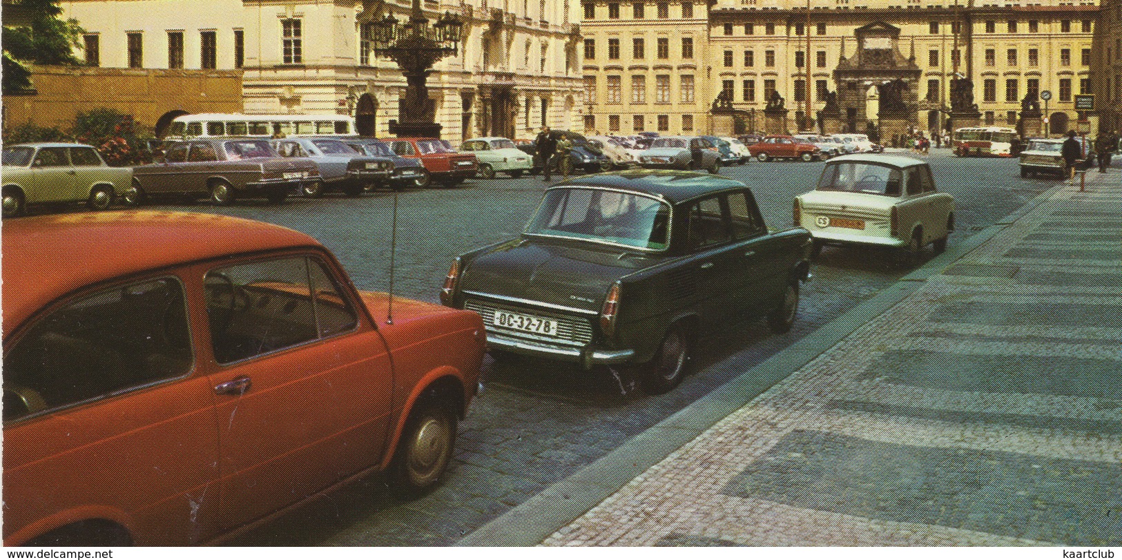 Praha/Prag: FIAT 850, SKODA 1000 MB, TRABANT 601 - Hradcanské Namesti Se Vstupem Do Prazskeho Hradu - (Czech) - Turismo